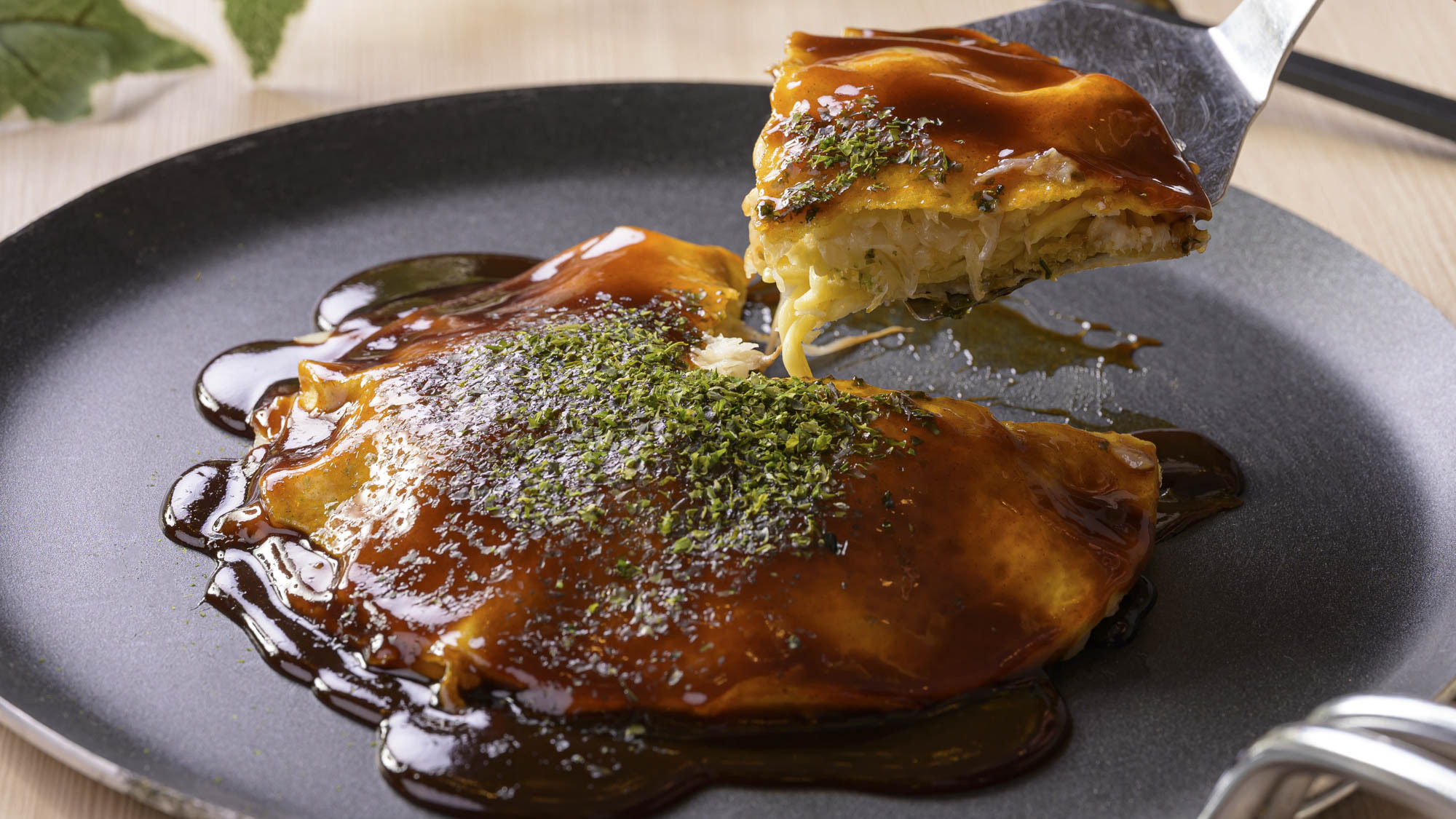 【呉限定】地産ソースの濃厚な旨みが、香ばしい麺とキャベツの甘みと重なり合う"広島風お好み焼き"