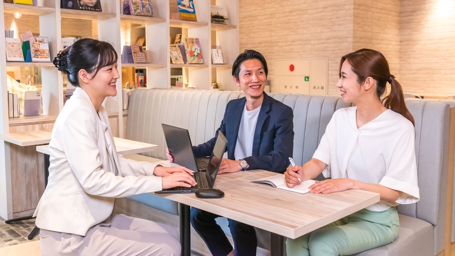 【ライブラリーカフェ】広々とした静かなスペースで打ち合わせなどビジネスシーンでもご活用いただけます。