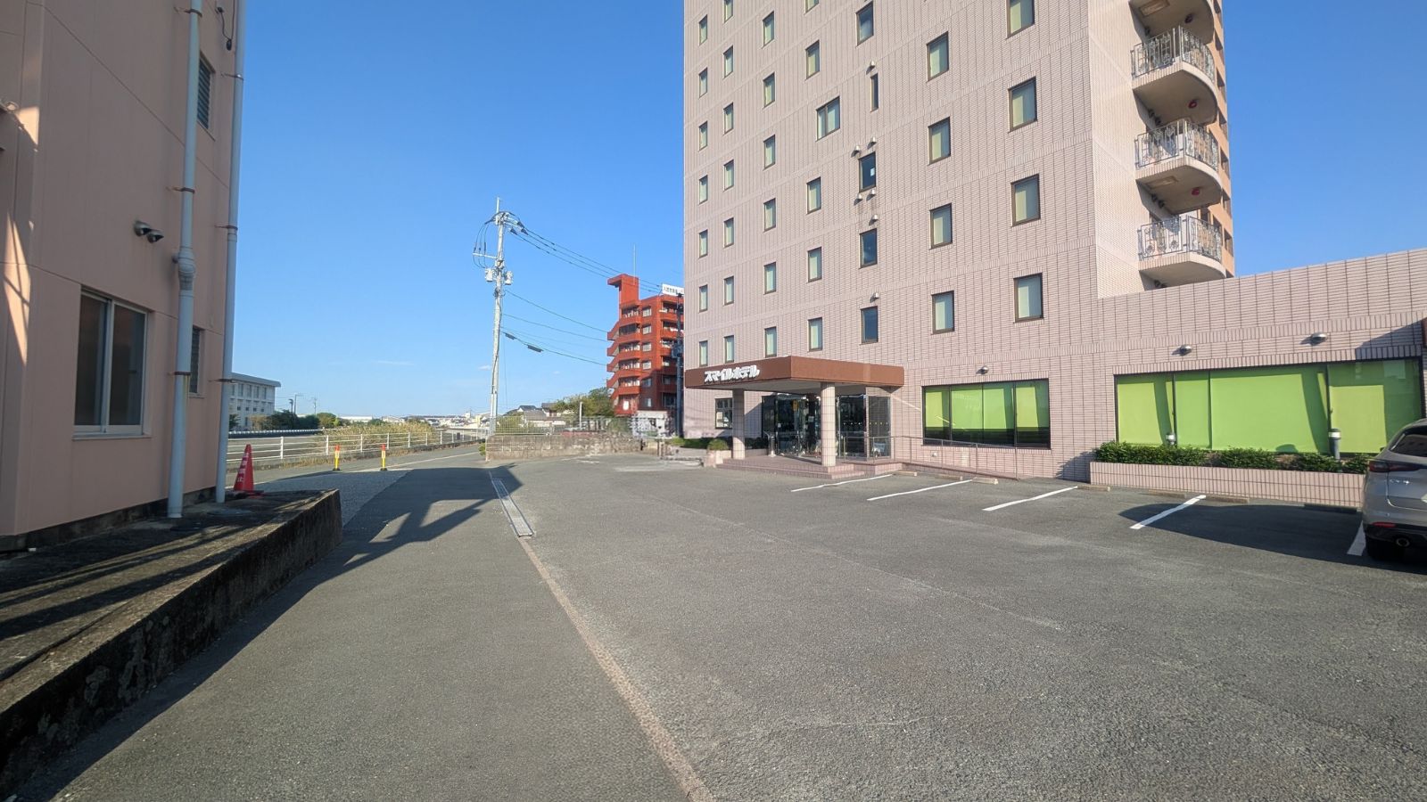 駐車場　目の前　国道からみた図