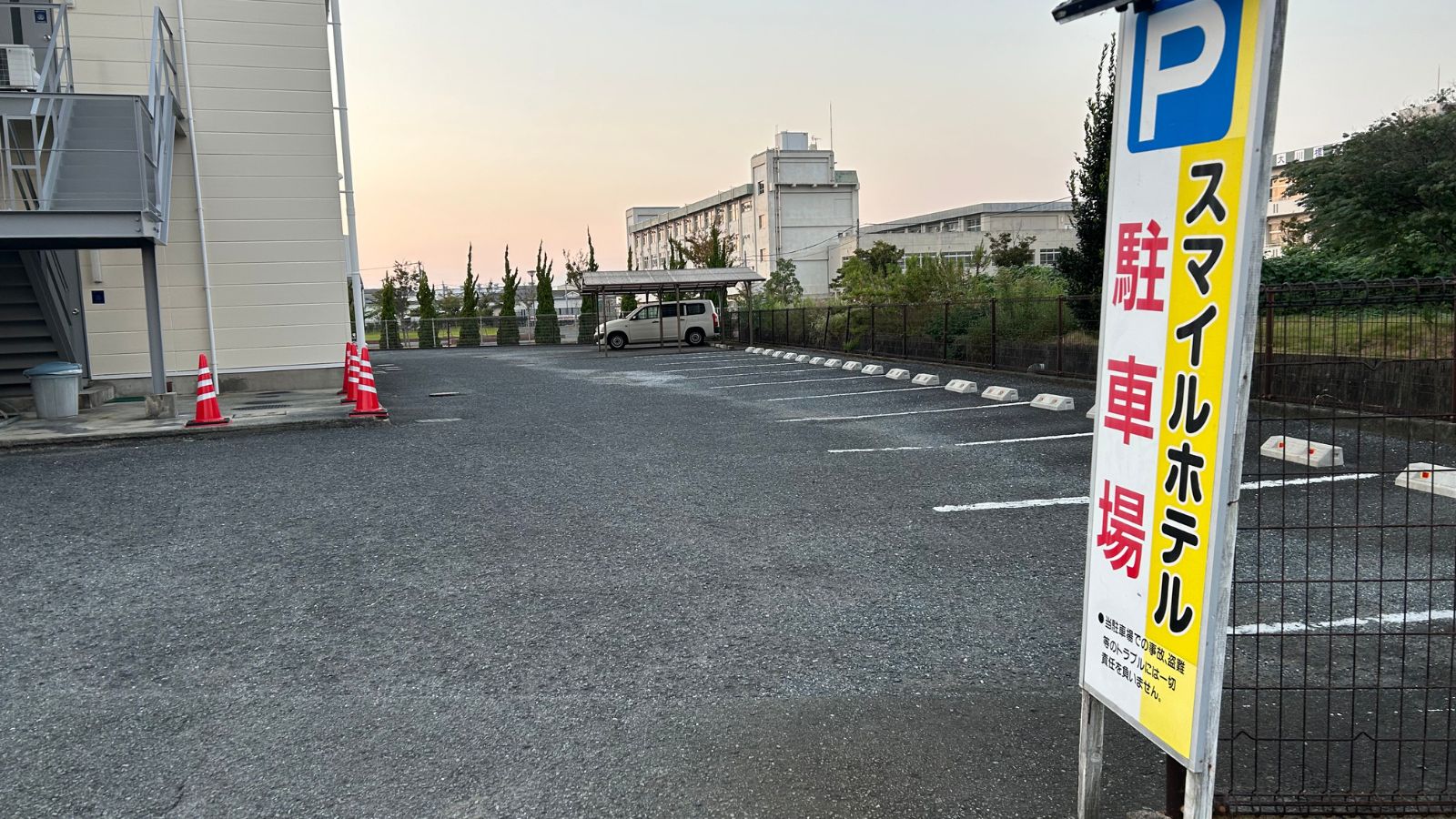 駐車場　事務所