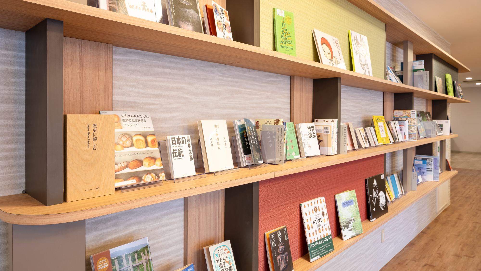 【ライブラリーカフェ】プロが選書した書籍をお楽しみいただけます