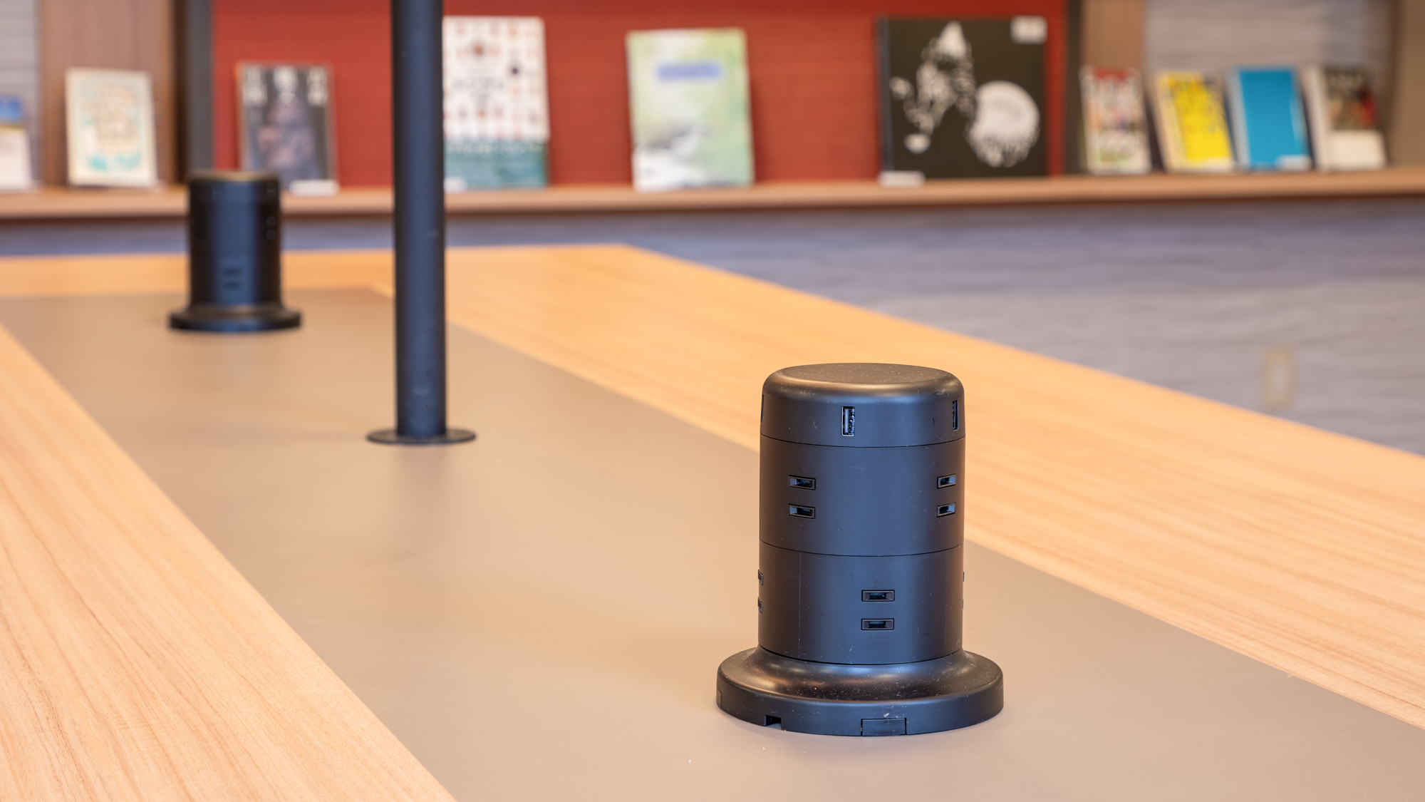 【ライブラリーカフェ】Wi-Fi接続無料◆カフェ内にはコンセントも充実