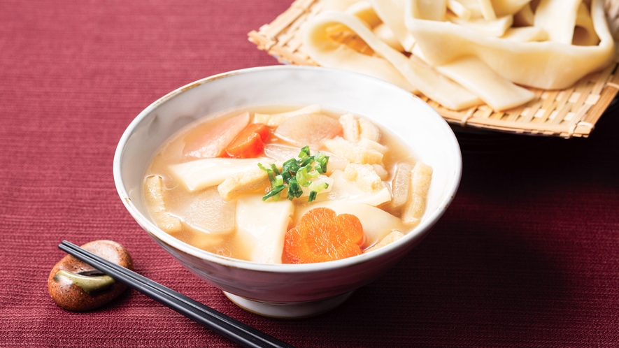 【前橋限定メニュー】煮ぼうとうとも呼ばれる幅広い生麺を醤油や味噌ベースの汁で煮込んだ郷土料理です。