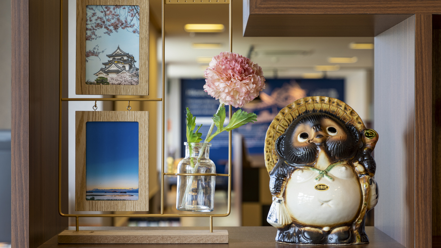 【ライブラリーカフェ】彦根の写真や伝統工芸品がライブラリーカフェに彦根らしさをプラス