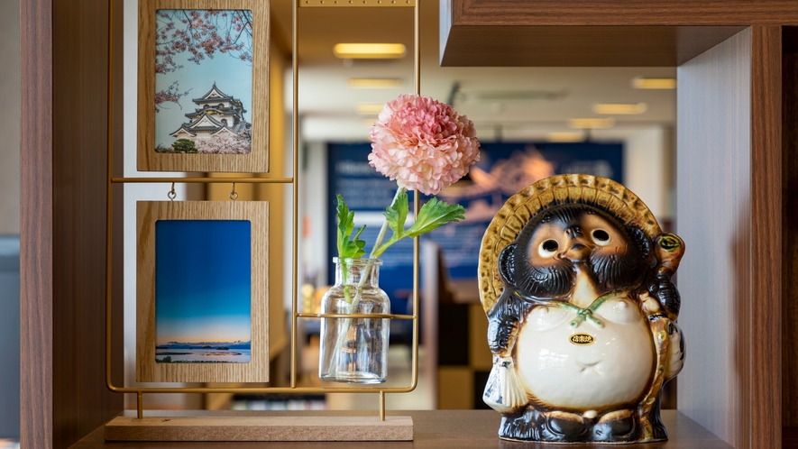 【ライブラリーカフェ】彦根の写真や伝統工芸品がライブラリーカフェに彦根らしさをプラス
