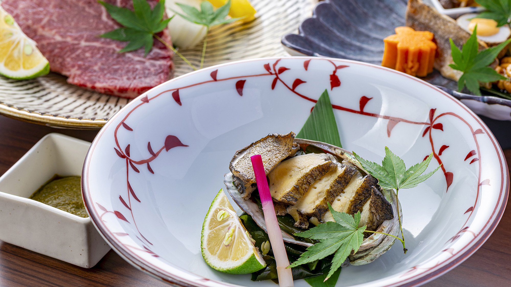 ふっくら蒸した鮑を、コクのある肝醤油で