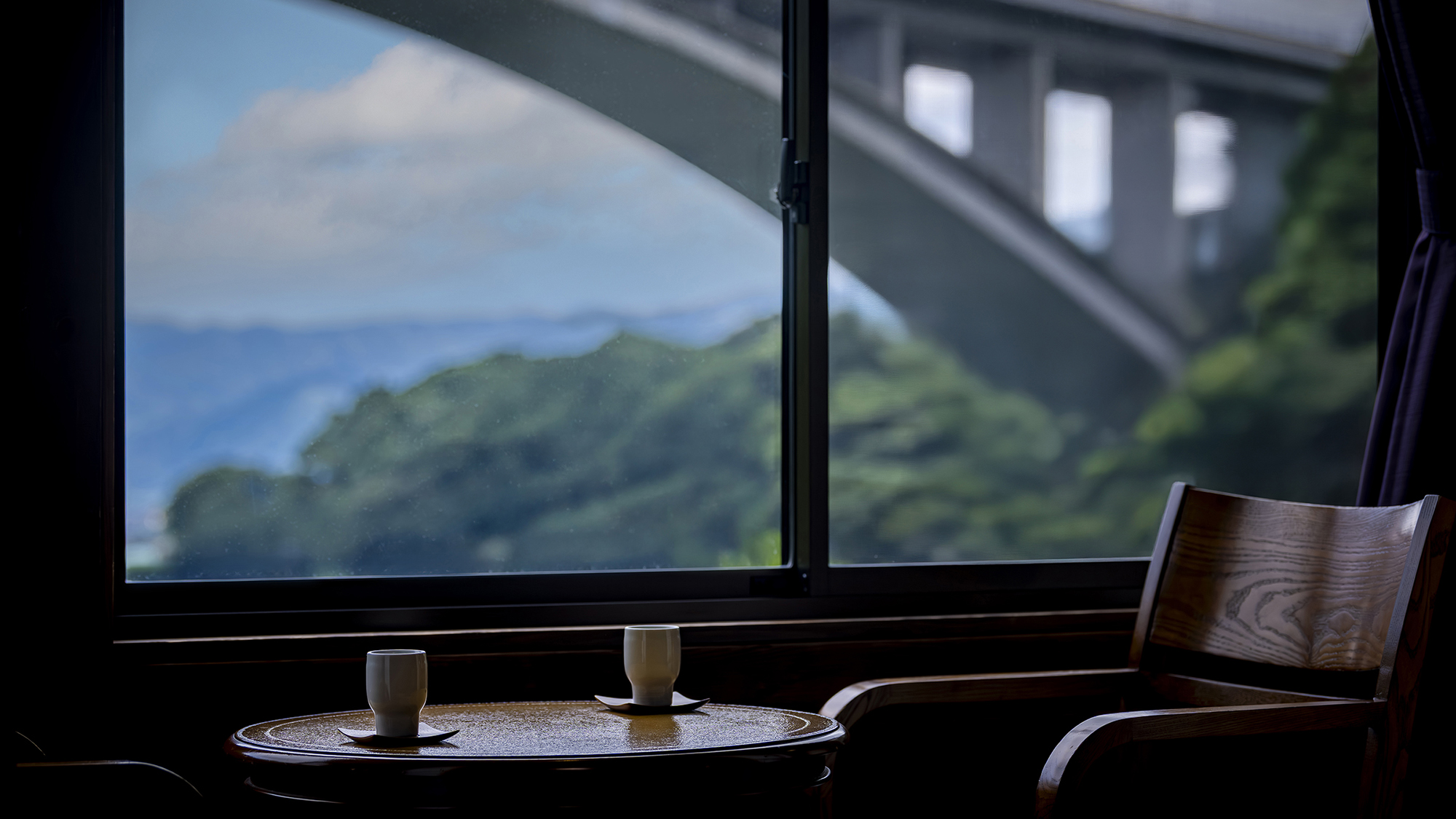 【和室16畳(8畳+8畳の二間続き)+ツインベッドルーム】お部屋から、明礬橋を眺めながらほっとひと息