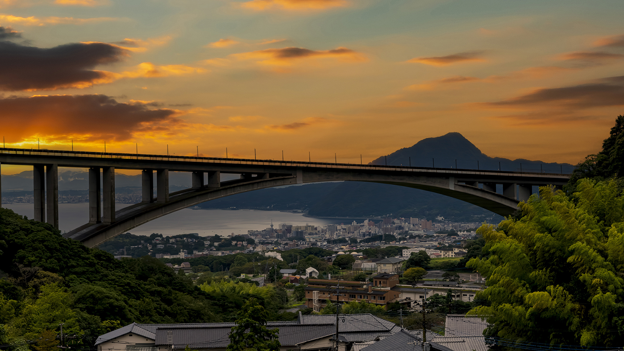 一日のはじまりを告げる、明礬橋と別府湾の朝焼け