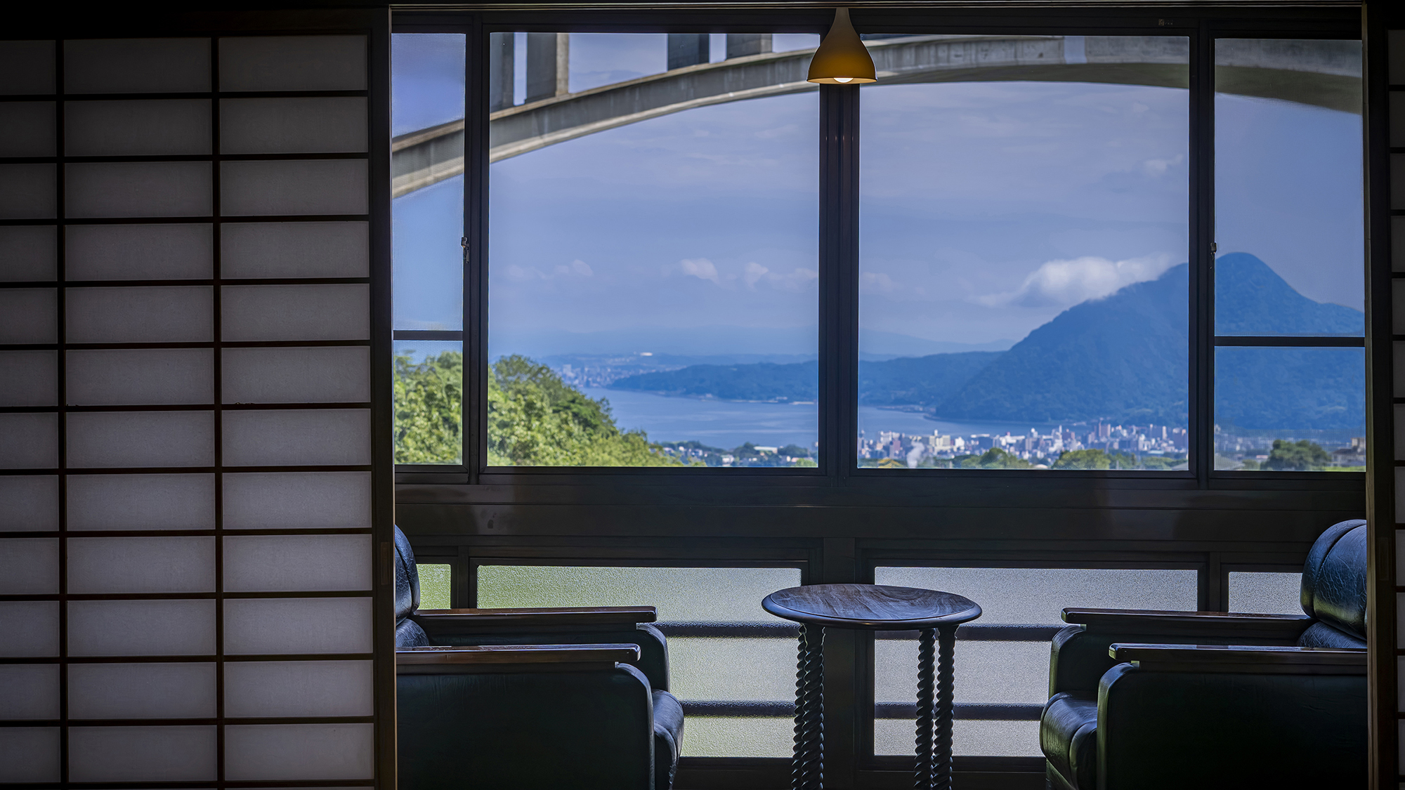 【和室８畳】窓の向こうに明礬橋。ここだけの絶景。