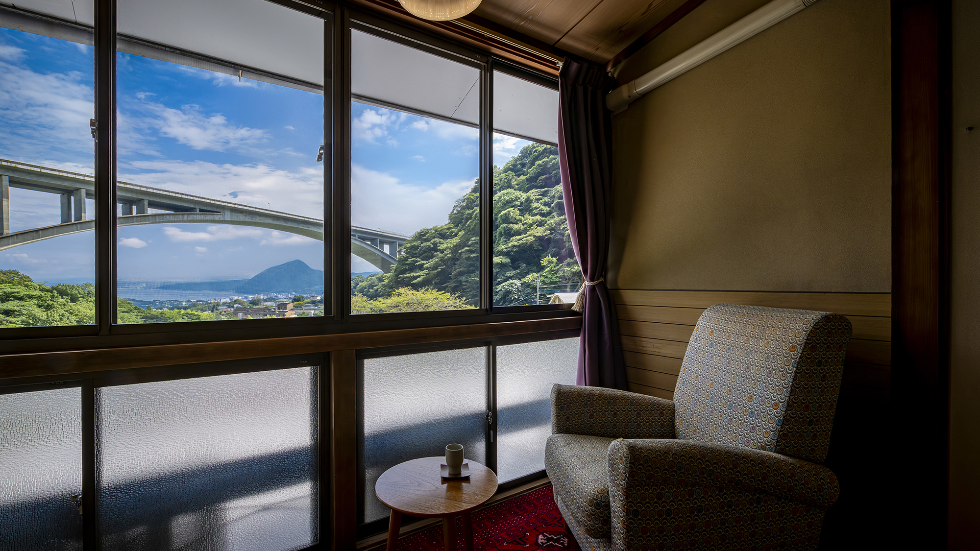 明礬橋を眺めながら、ゆったりとした時間を