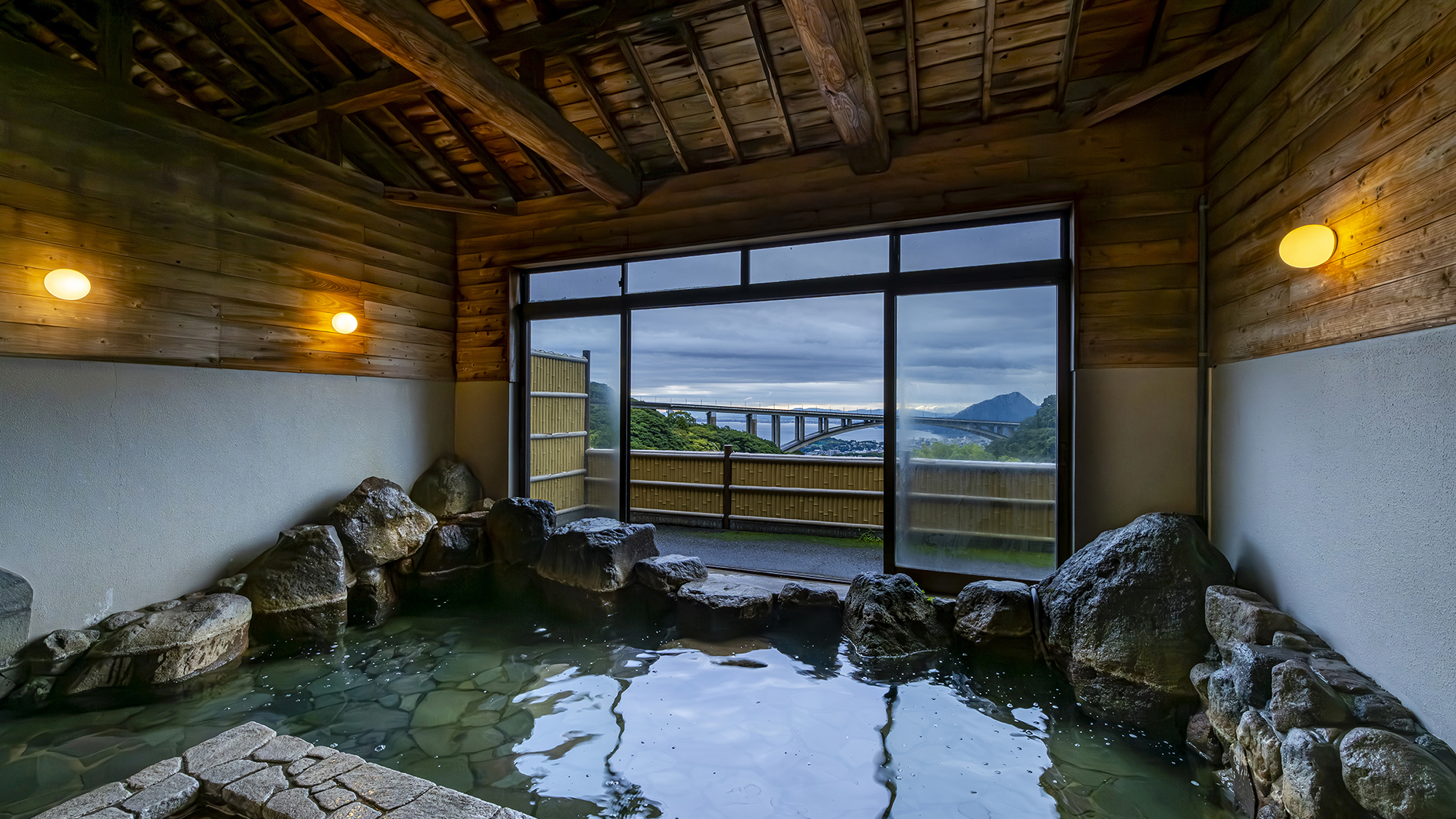 旅館から坂を上り、旅館と売店の山手にある山小屋風の「山の湯」