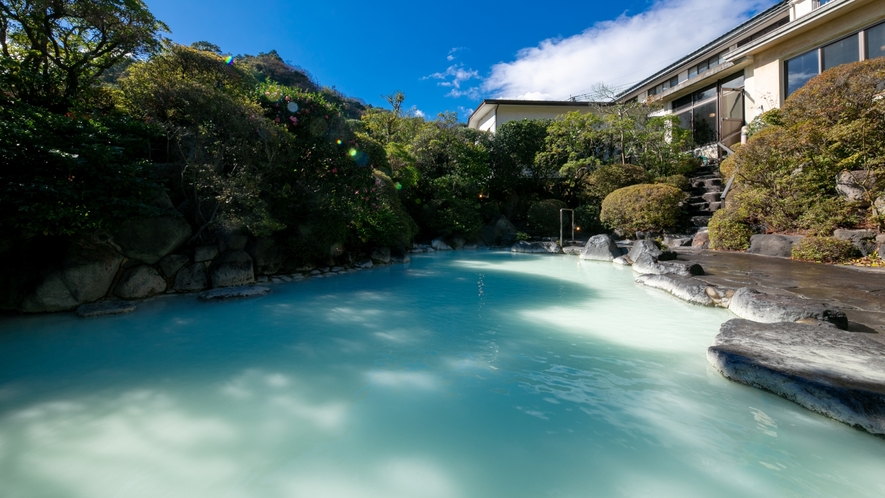 神秘的なミルキーブルーの湯、庭園露天風呂