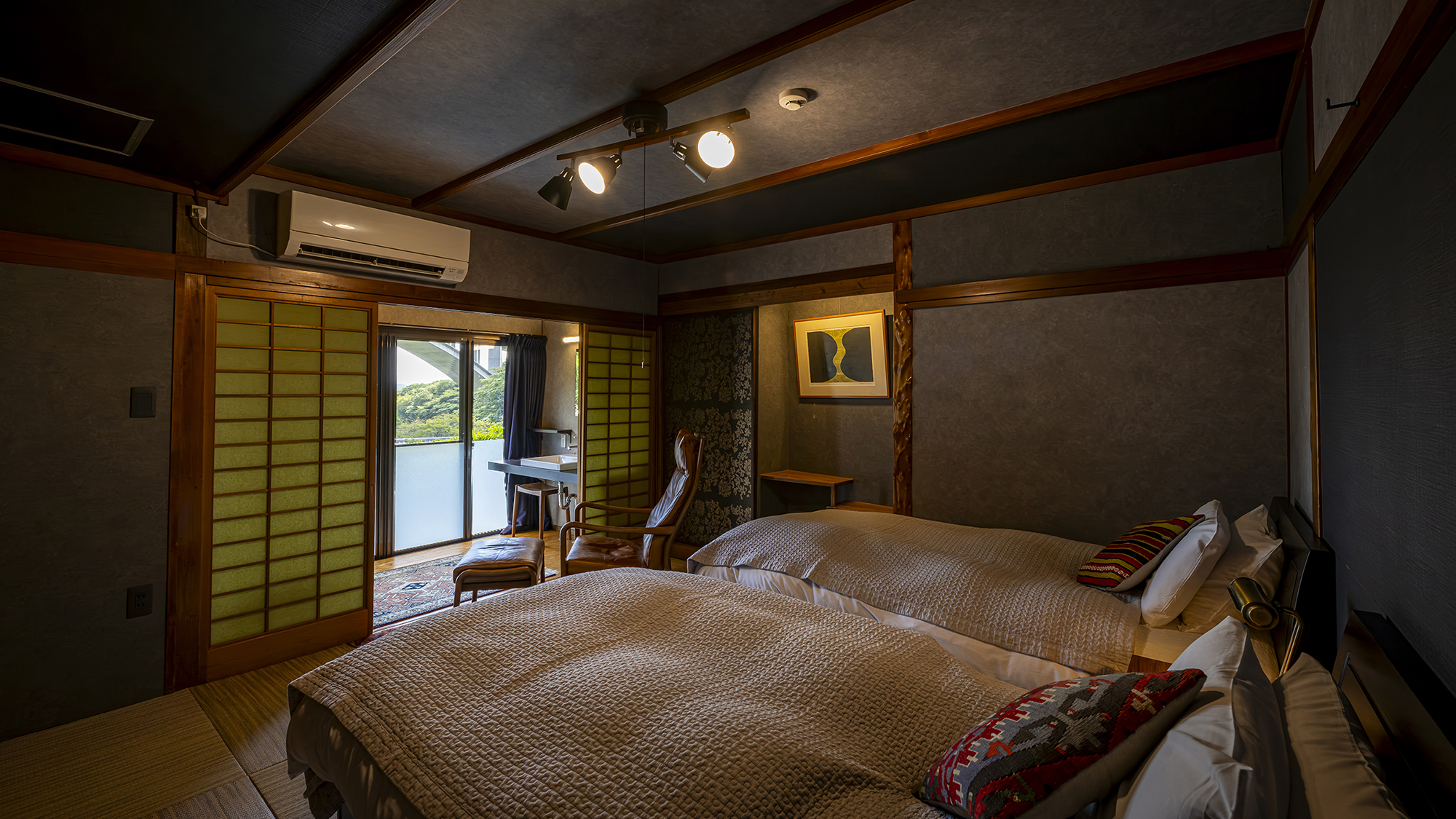 源泉かけ流し温泉付　和室8畳ベッドルーム