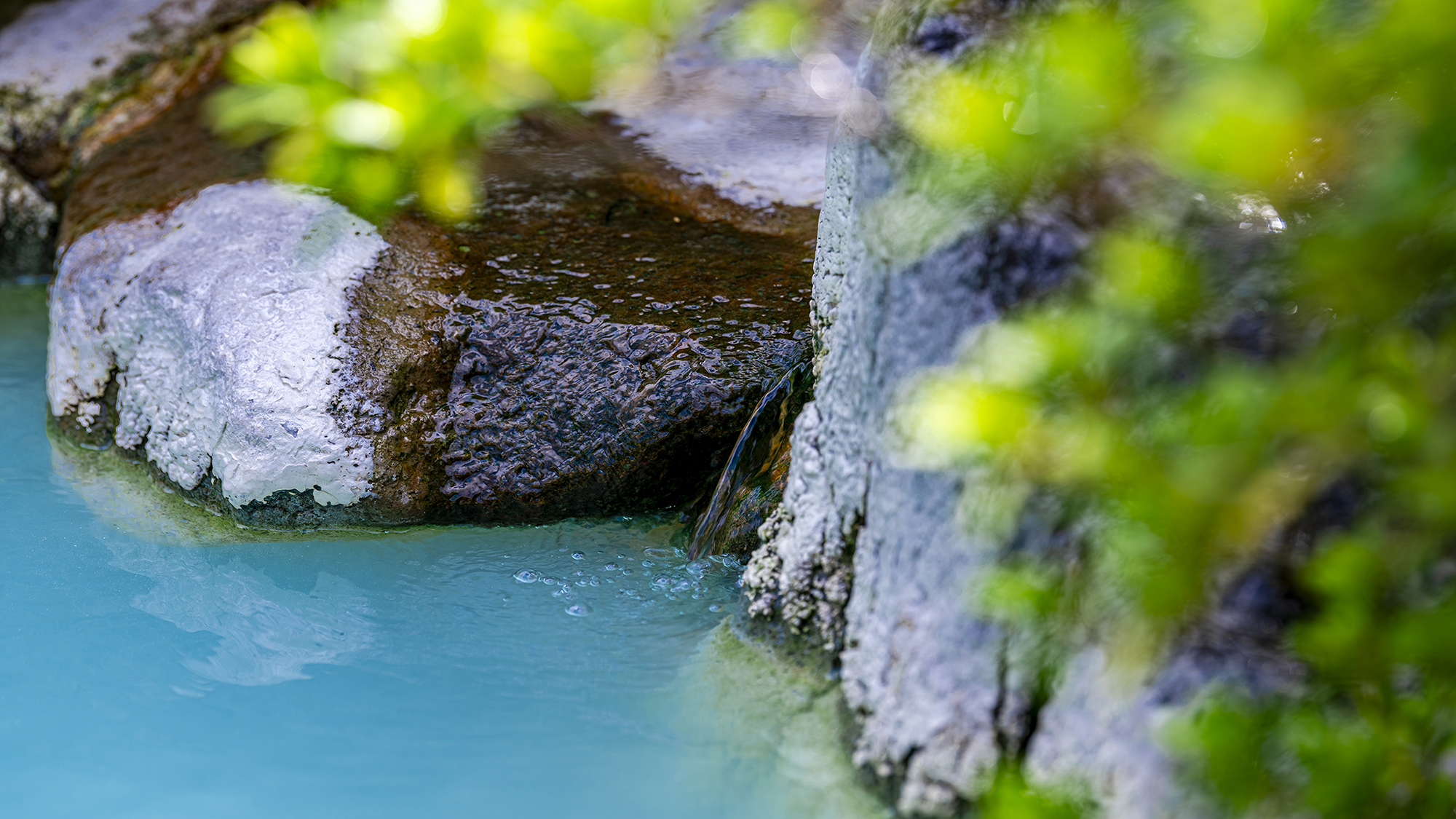 神秘的なミルキーブルーの湯、庭園露天風呂