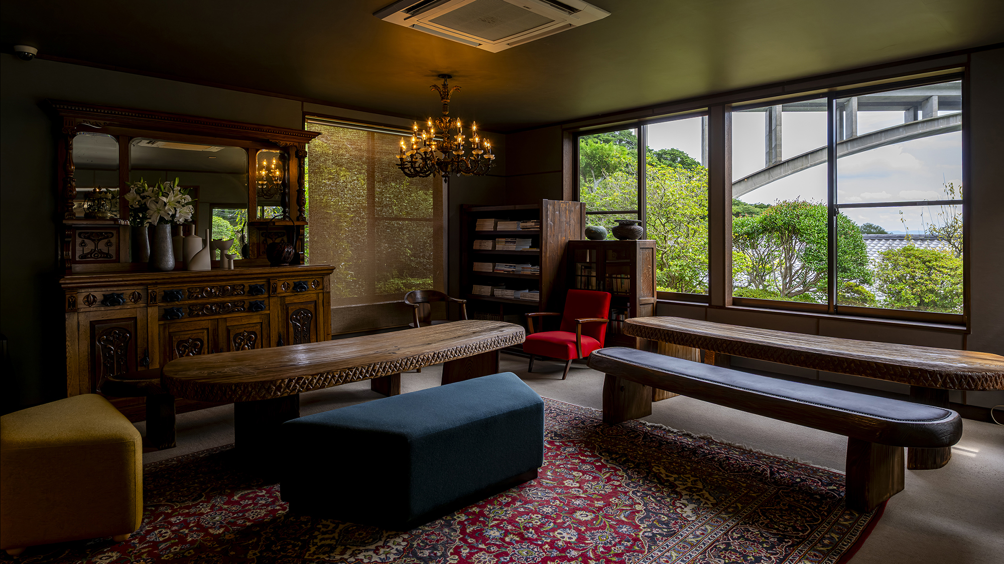 和の趣の入り口を抜けるとモダンな空気感漂うロビーがございます。女将厳選の本も楽しめます。