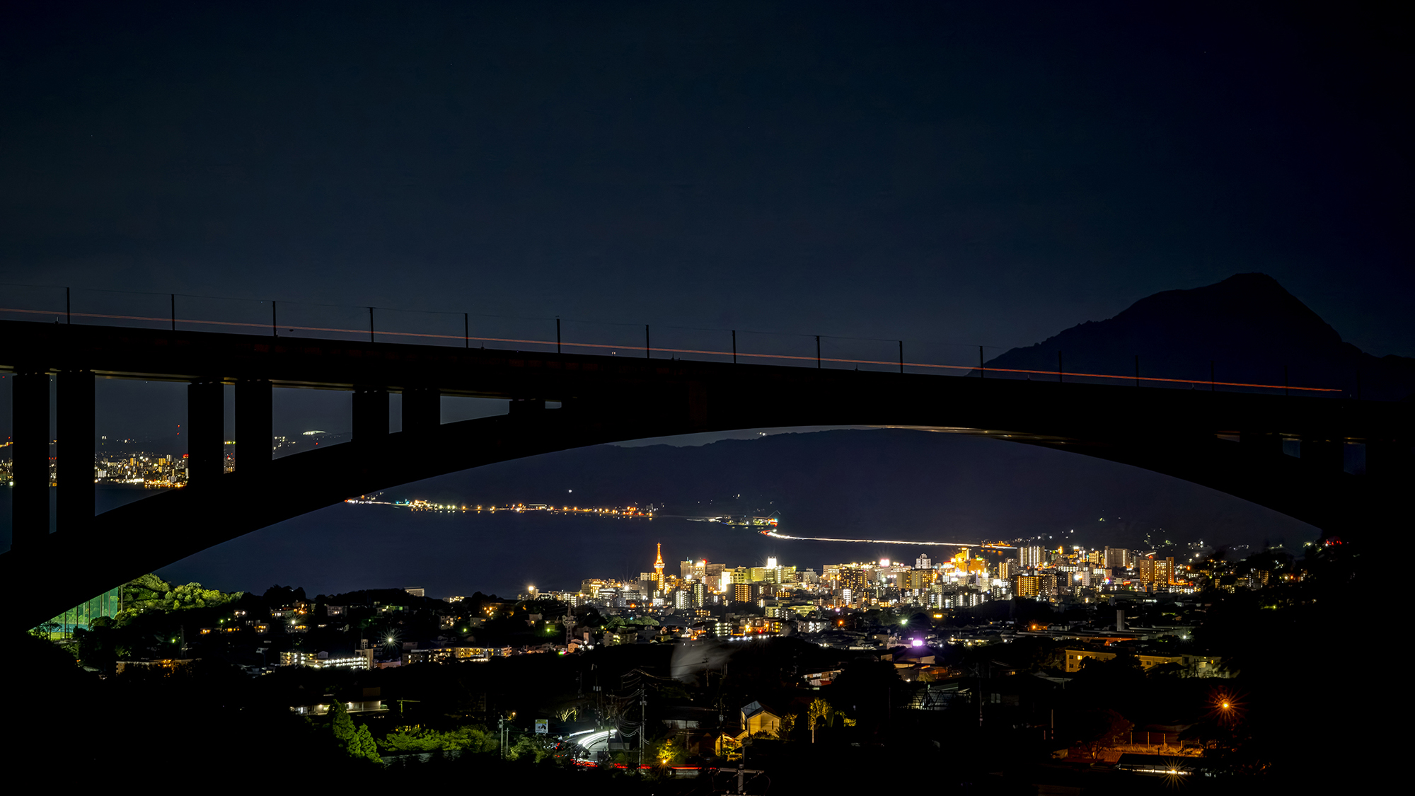 明礬橋のアーチより見える別府市街地の煌めく夜景