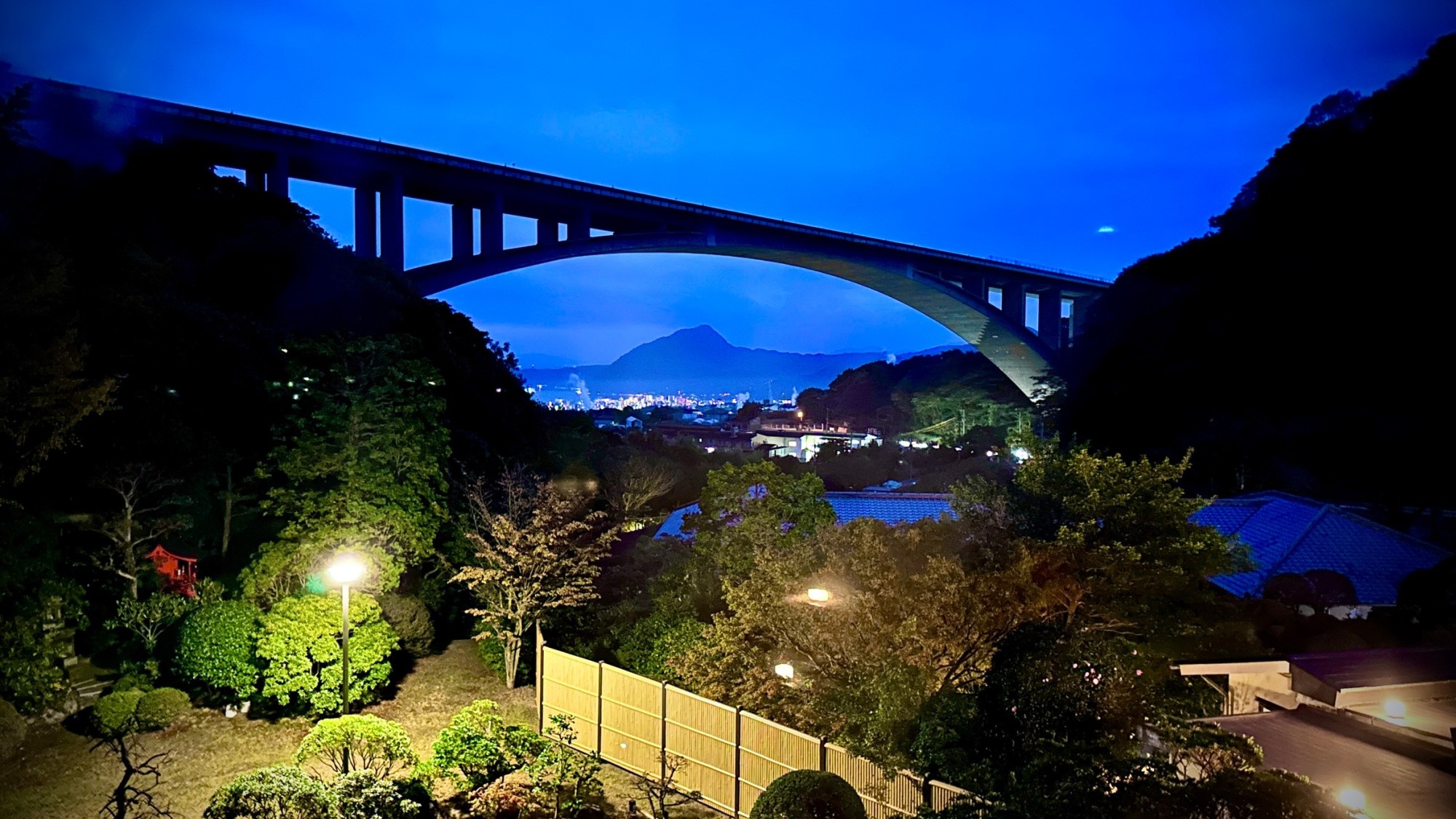 ライトアップされた庭園と明礬橋