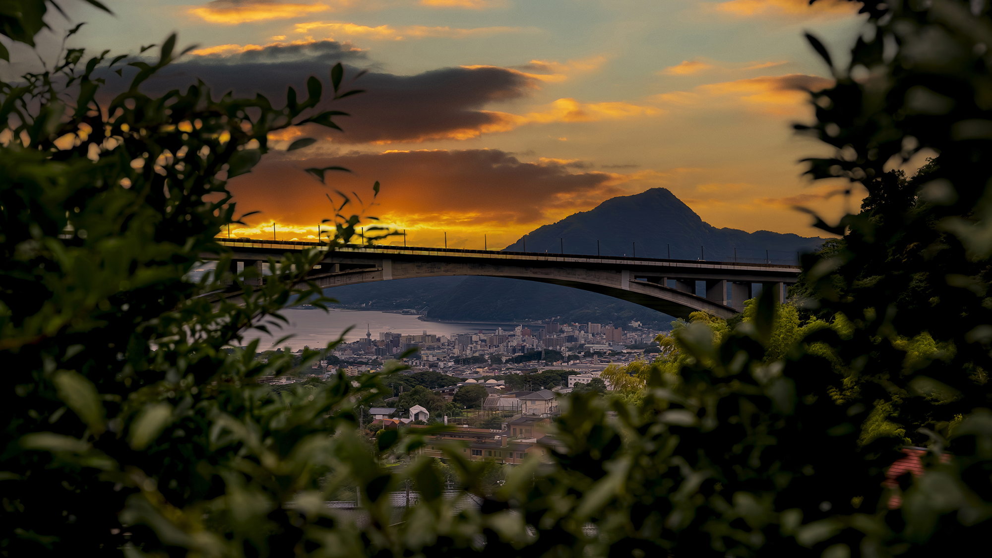 一日の始まりを告げる、別府湾の朝焼け