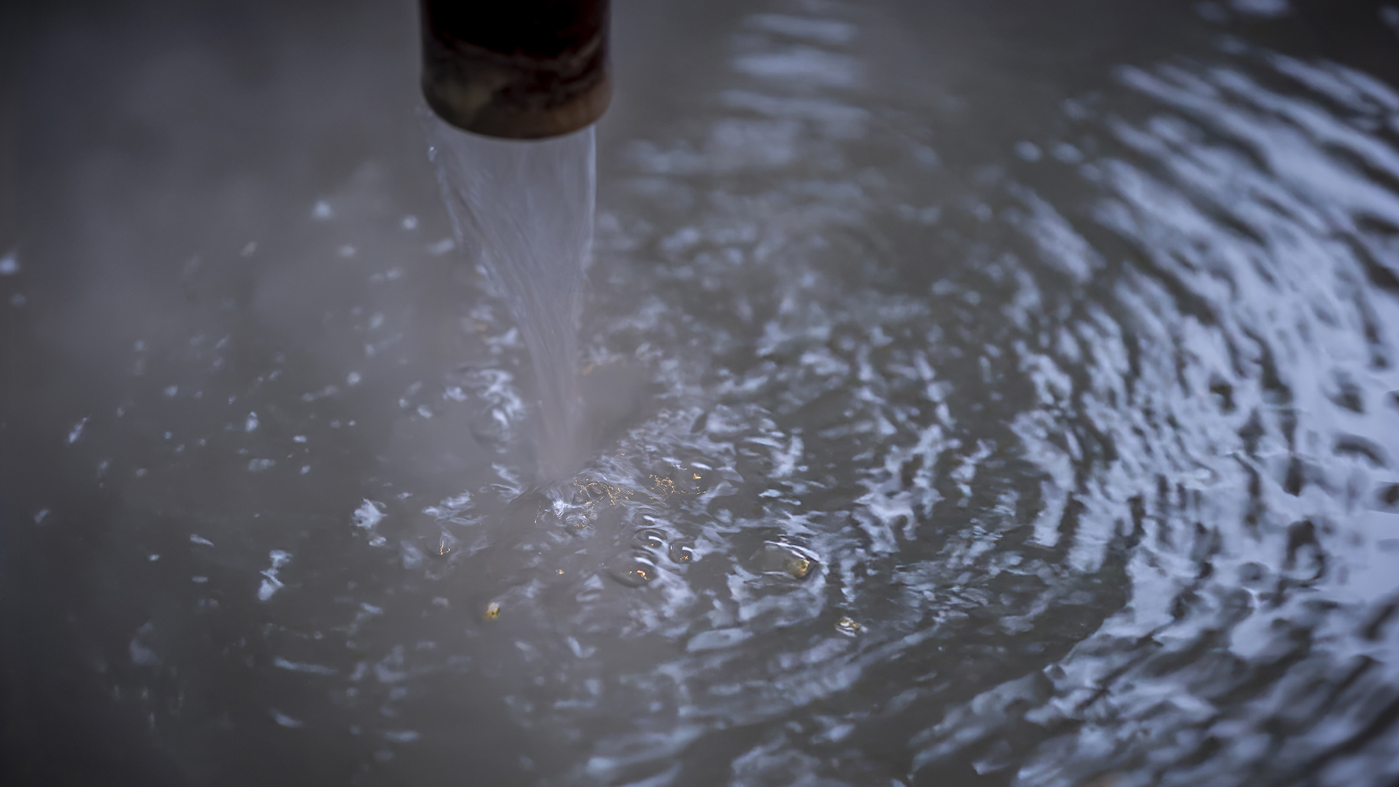 硫黄の香り漂う青磁色のやわらかな湯