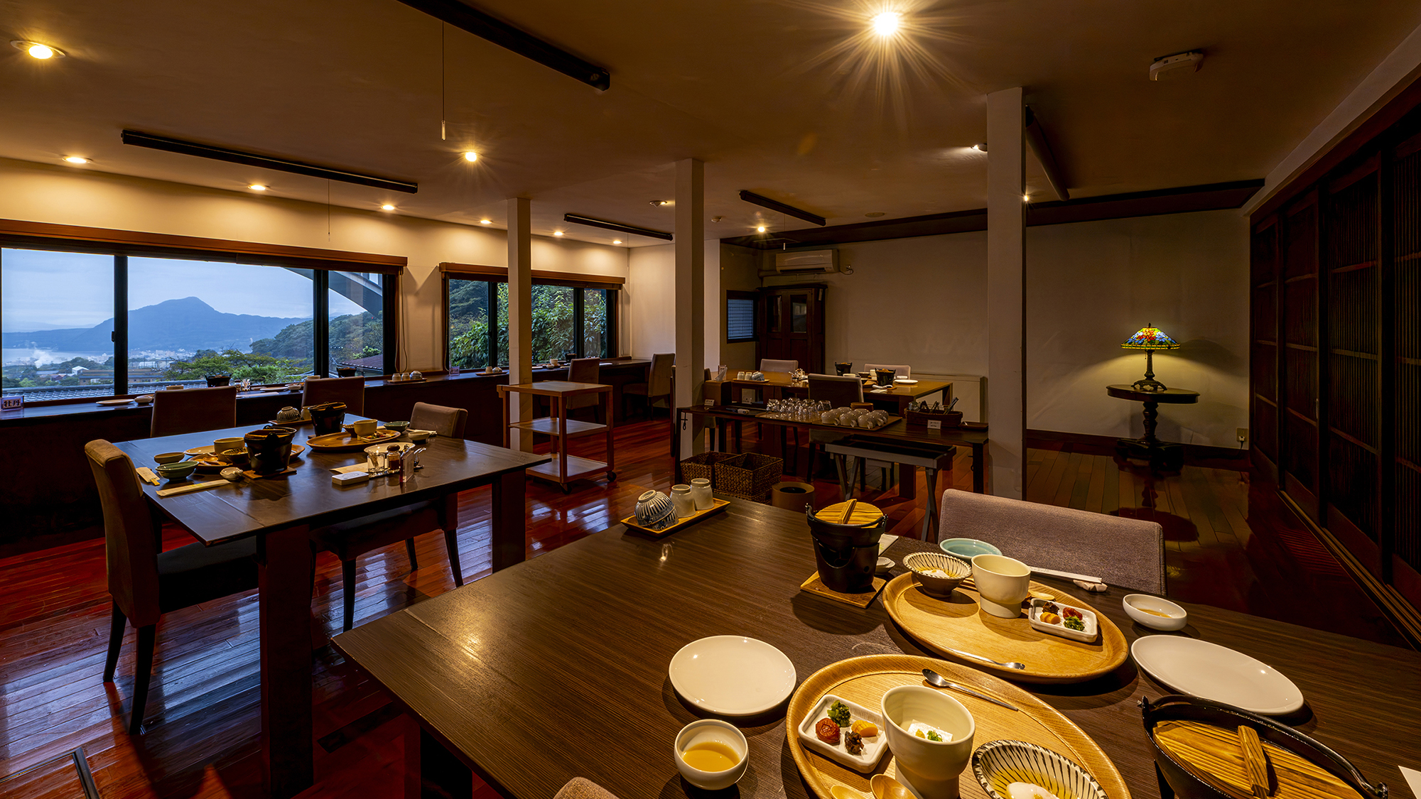 別府湾に向かって開けた眺望、明礬橋を望むお食事処