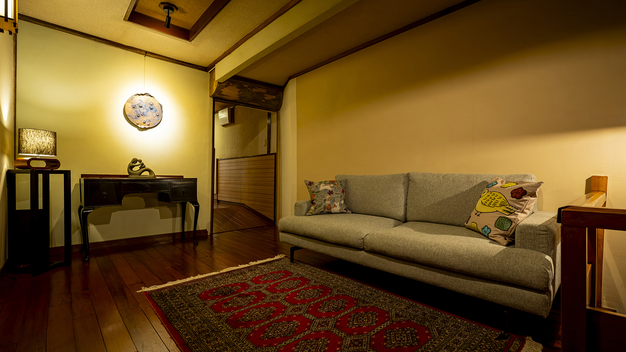 モダンなアートや家具が配置された館内