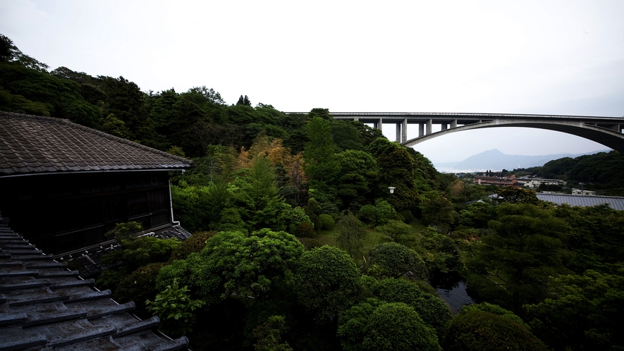 岡本屋創業140年。明礬橋、湯けむりを望む景観
