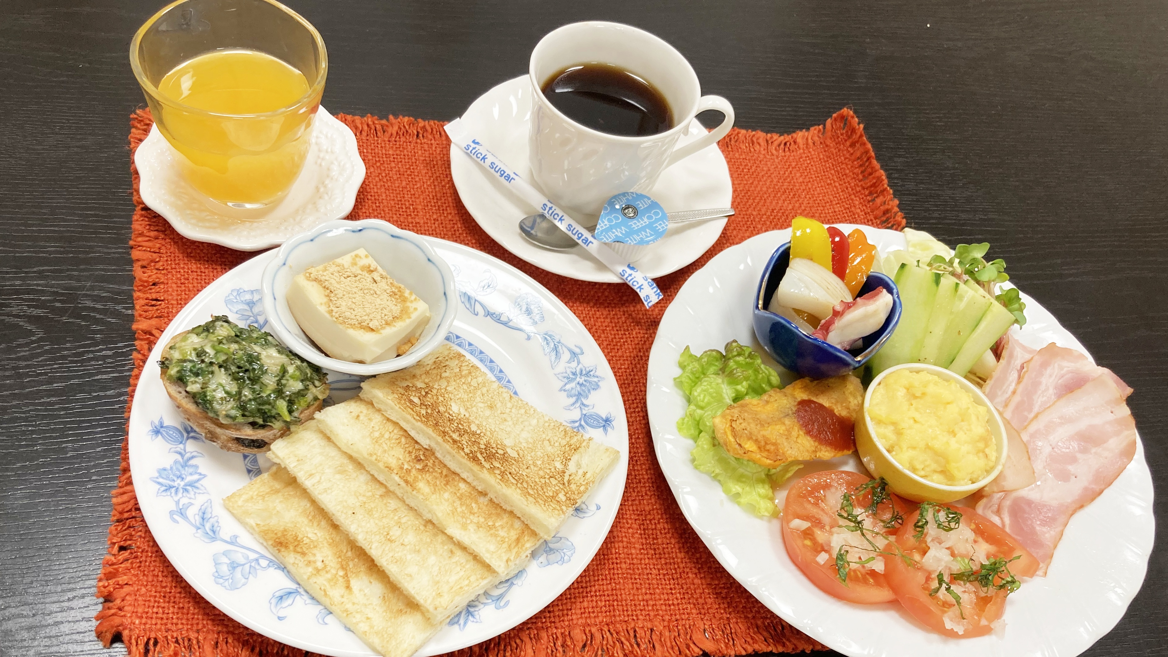 *【洋朝食（一例）】自分流のサンドイッチを作っていただけます。自家製の特別ジュースもどうぞ。