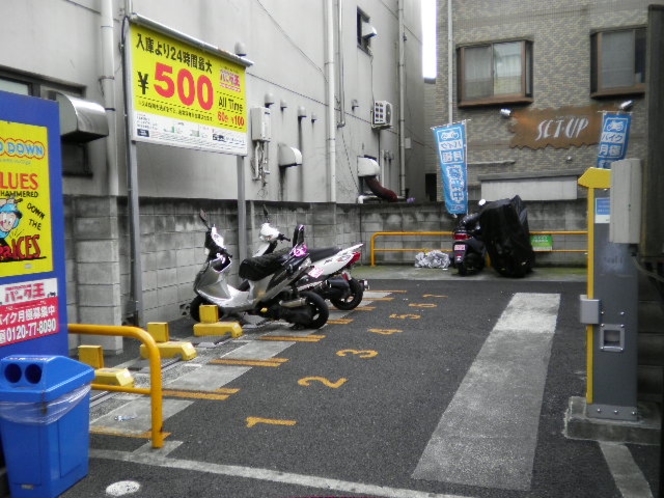 近隣にバイク駐車場があります。
