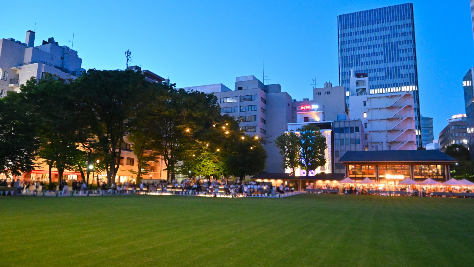 【南池袋公園/夜】おしゃれなカフェレストランがある人気のデートスポット♪(当館より徒歩約3分)