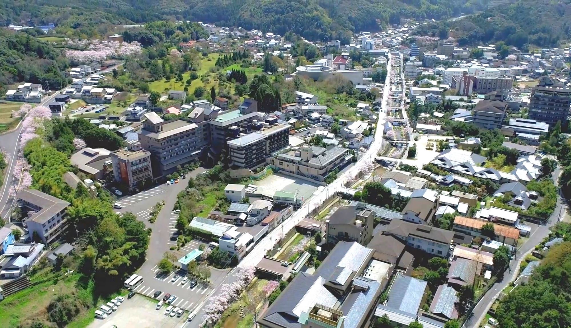 玉湯川を挟み両脇に旅館や施設が並ぶ風情豊かな土地です。The温泉街に来た雰囲気を味わうことができます