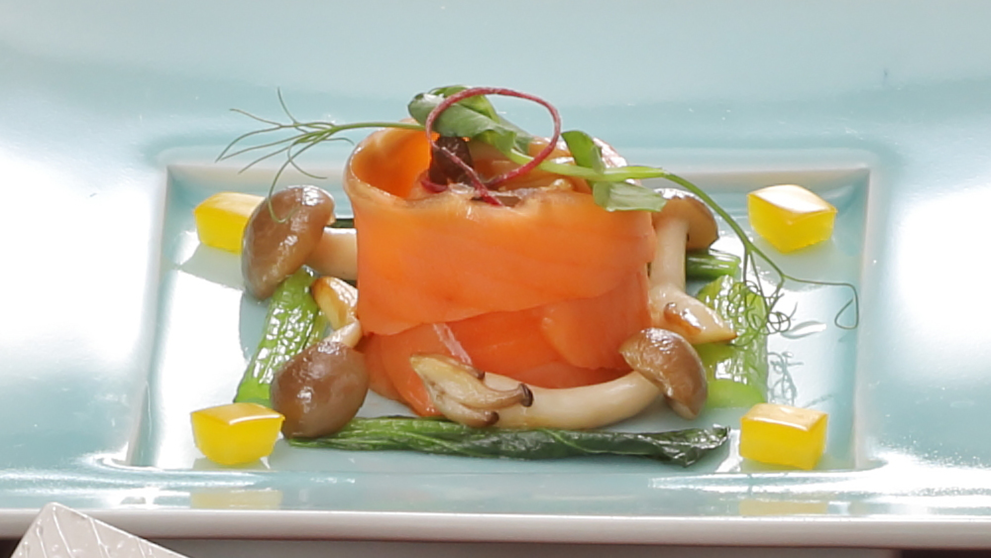 【秋の花舞会席2025】サーモンのマリネとキノコのサラダ