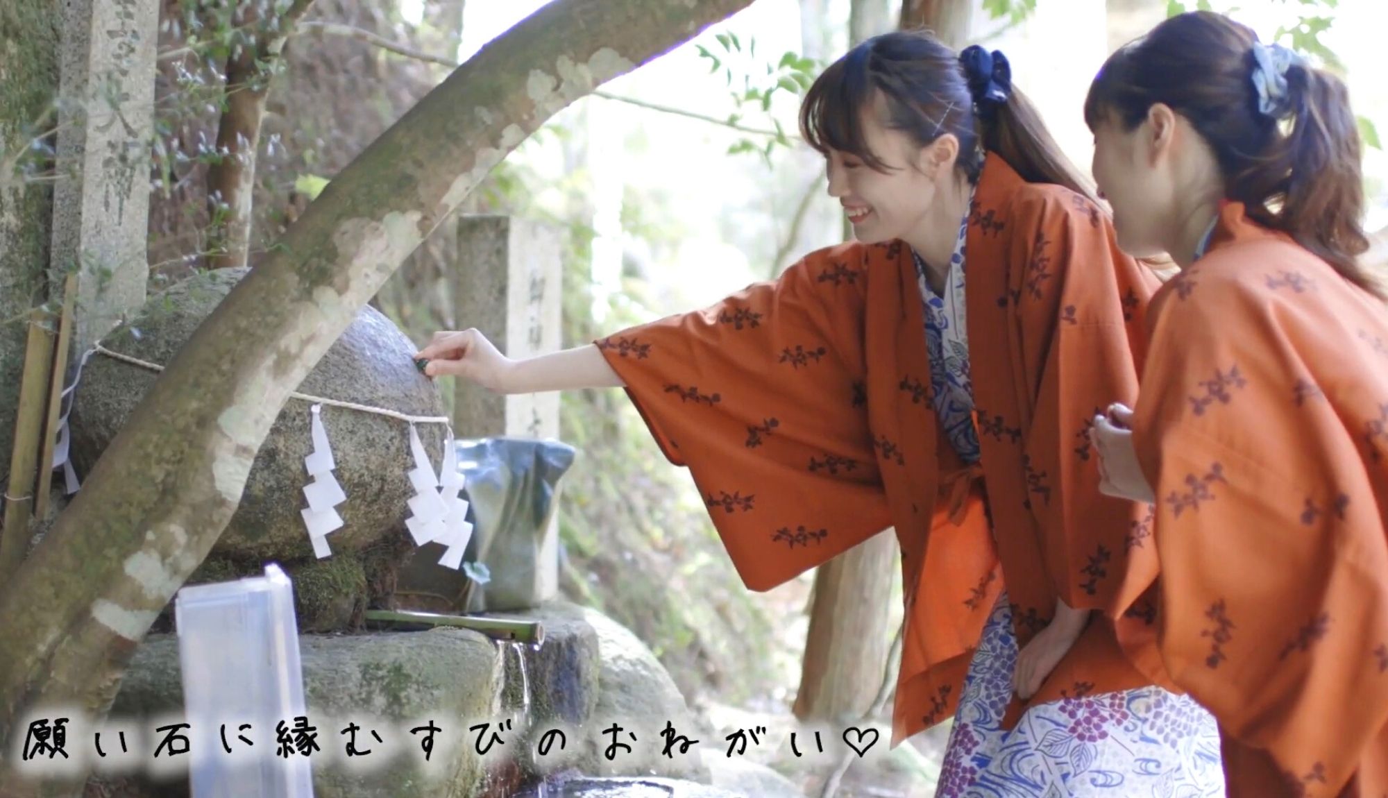 玉作湯神社にある願い石。勾玉の産地として栄えた玉造の人気パワースポットです。