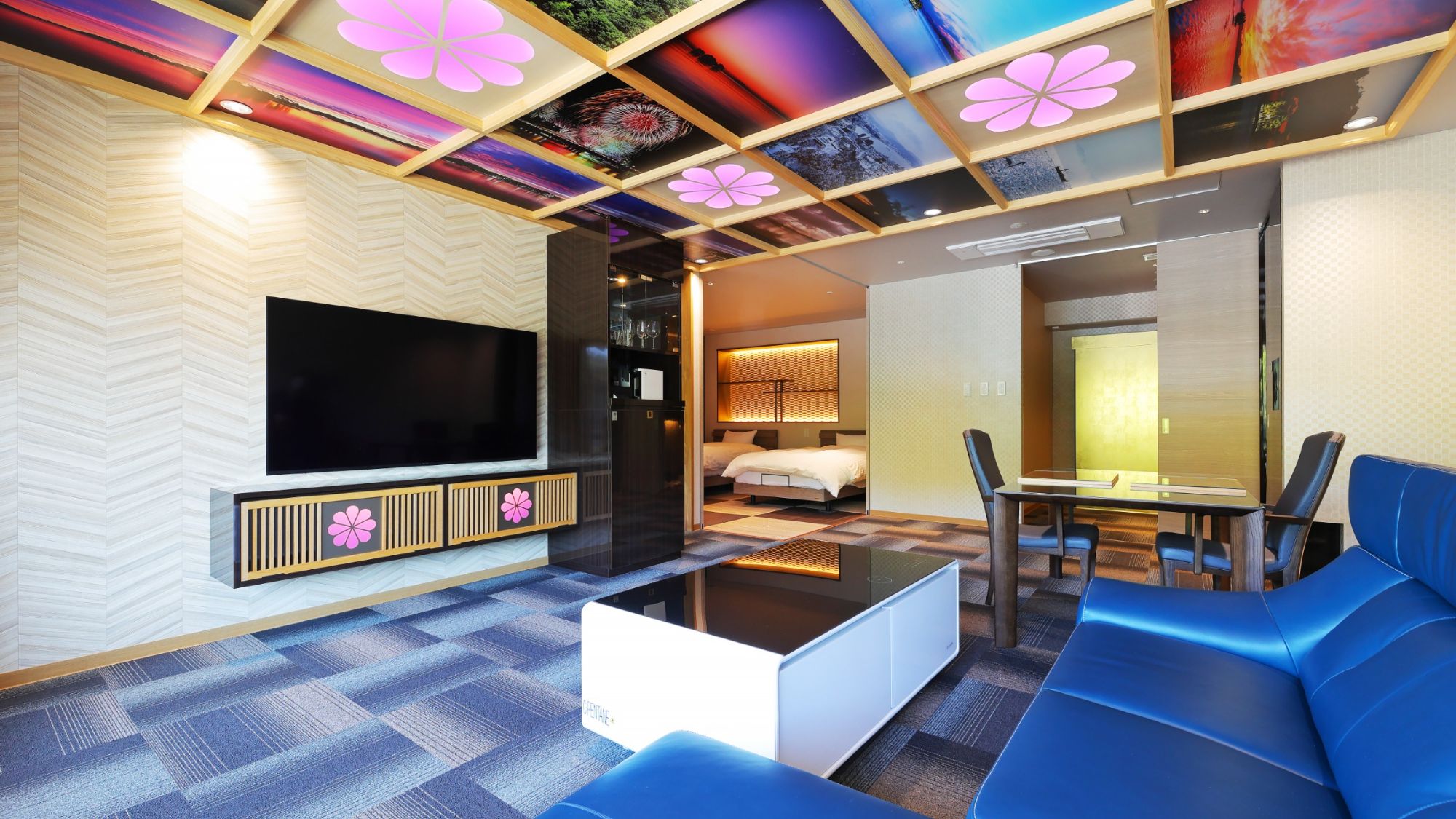 【プレミアムルーム】女将の拘りがつまったリビング！ソファーに座りスマートテーブルをご活用ください