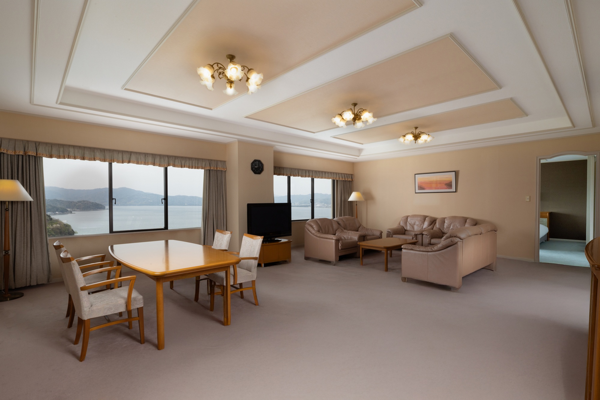 ■クラシックデラックススイート　リビングルーム