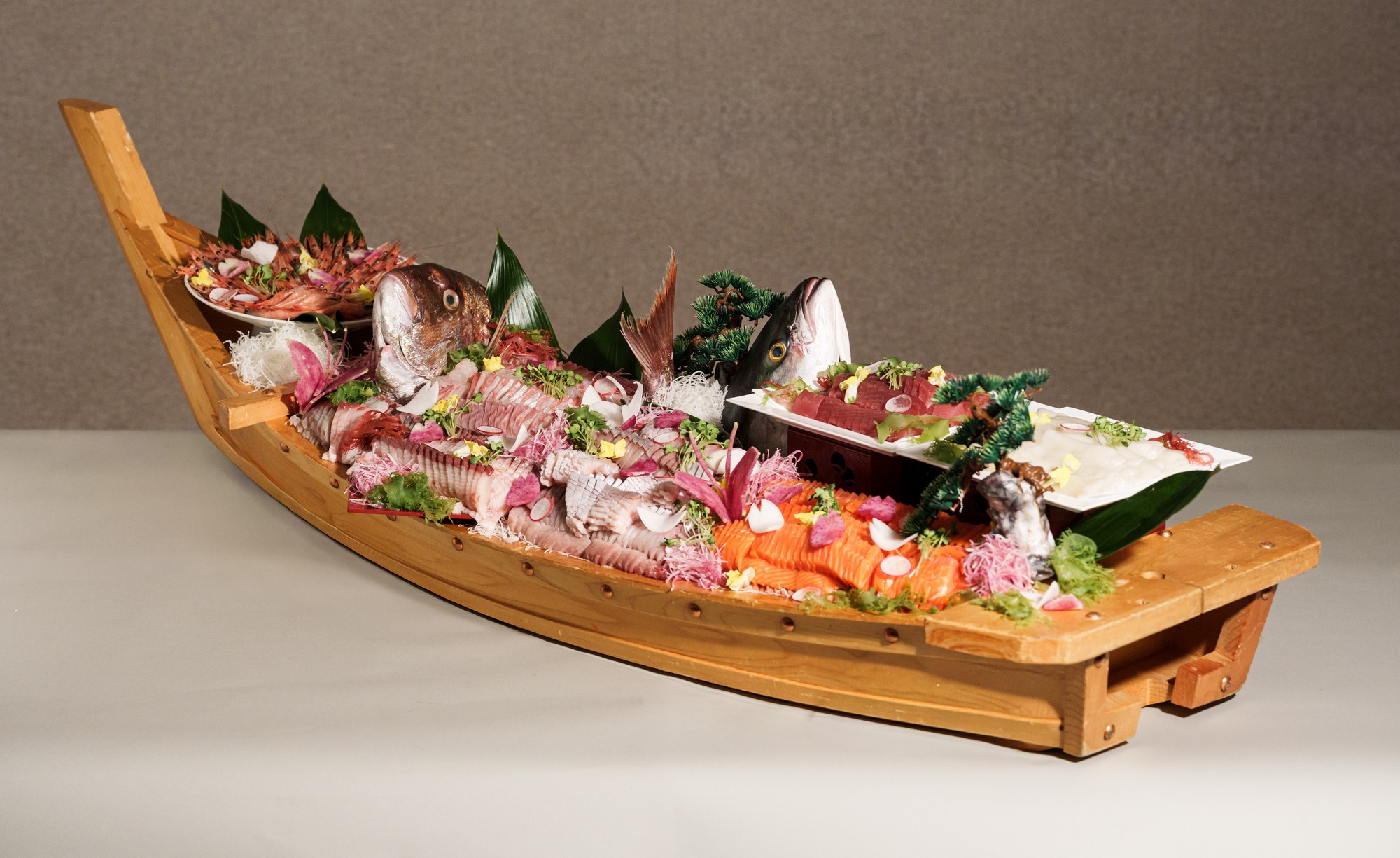 ＜Dinner Buffet＞地魚の造り船盛 水揚げに応じた新鮮な地魚をお楽しみいただけます。