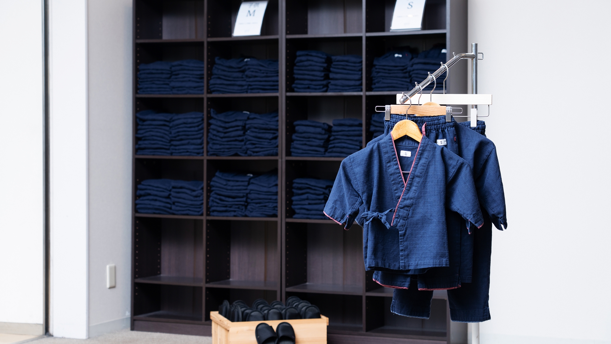 1Fショップ前にてお子様用作務衣をご用意