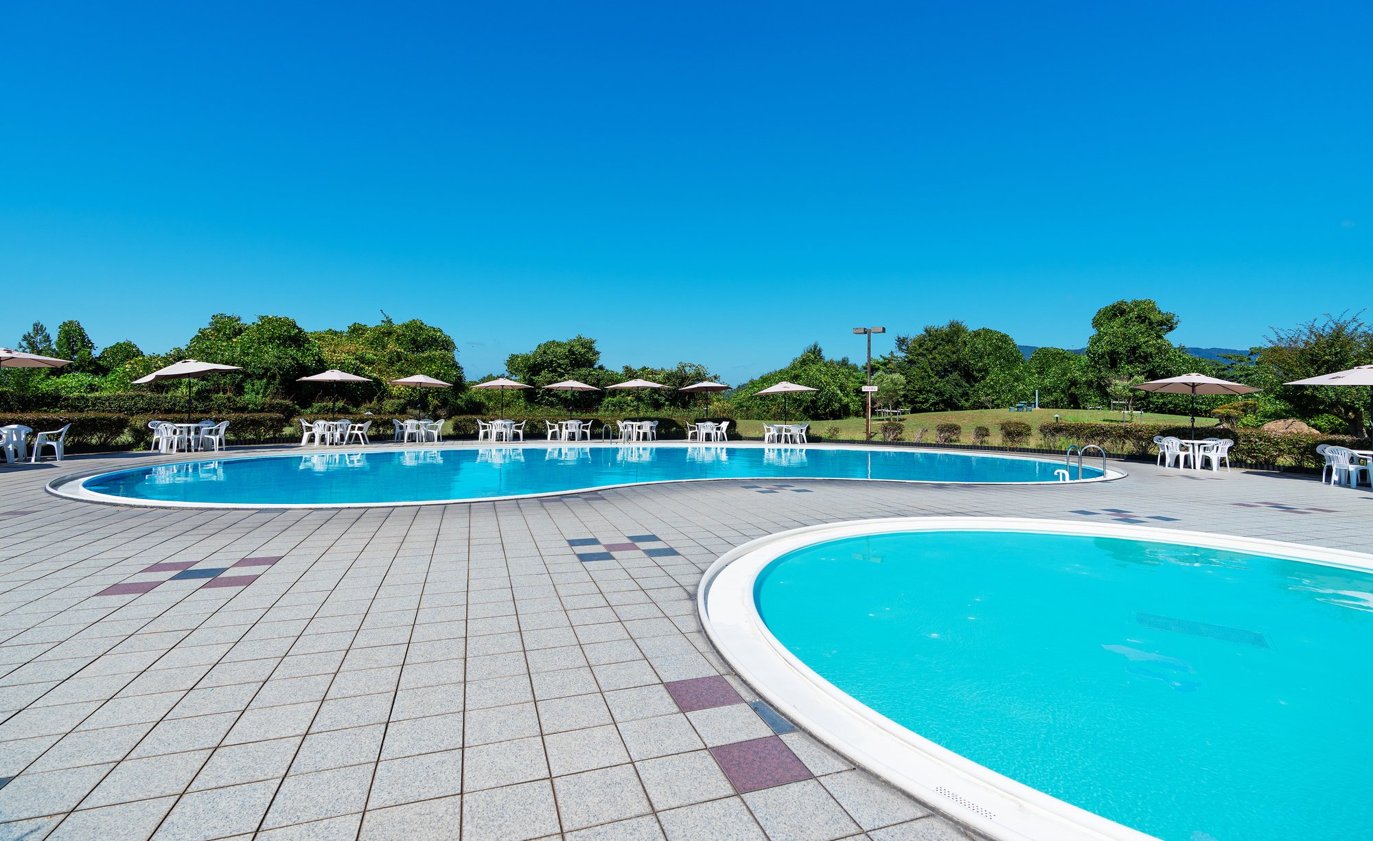 夏季限定屋外プール　水深：プール大110cm／プール小35cm