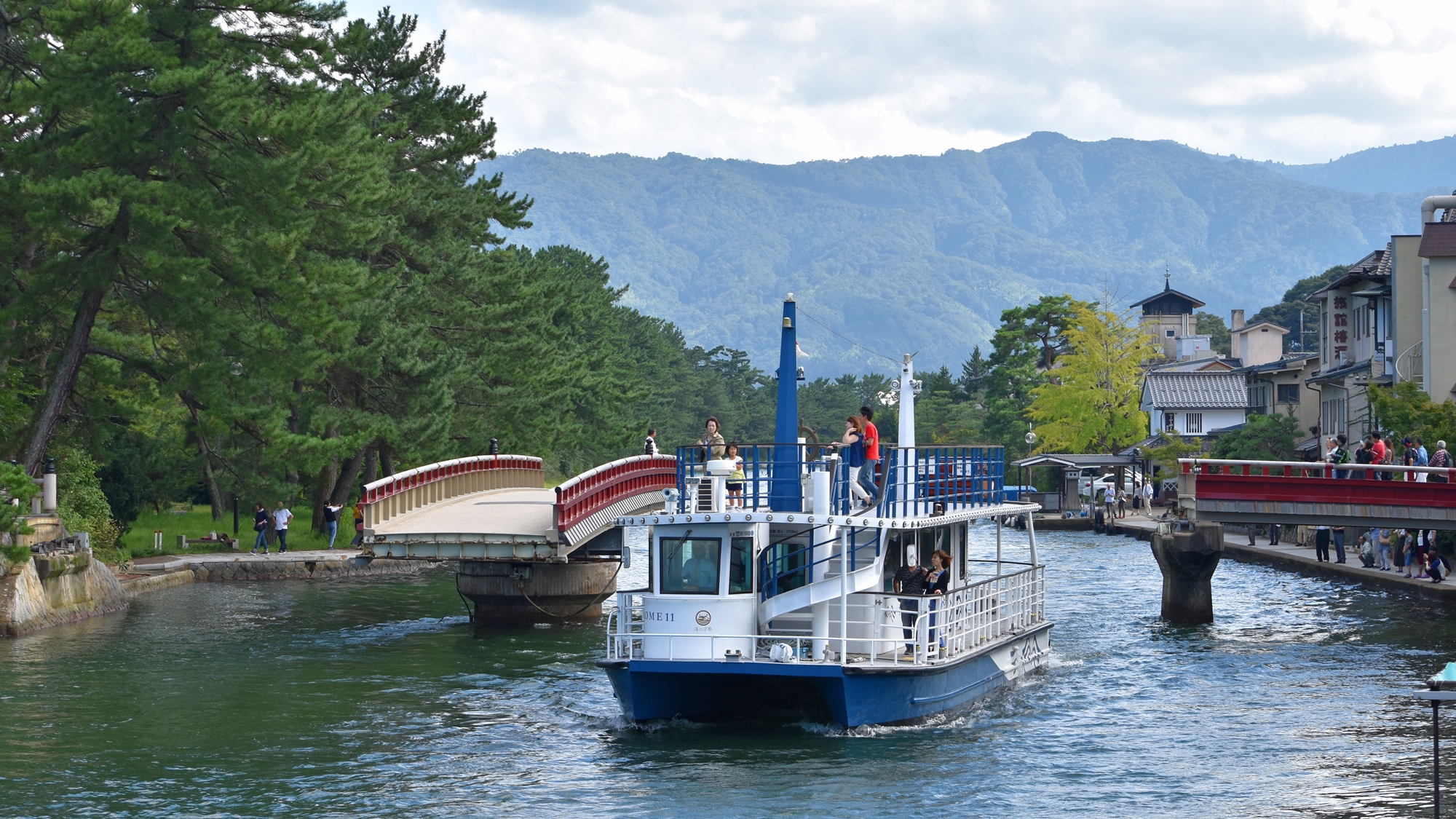 天橋立／観光船。宮津湾を往来する観光船は、観光に欠かせない宮津の風物詩です。