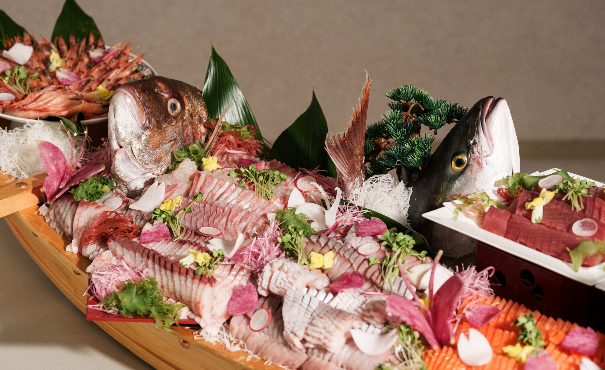 ＜Dinner Buffet＞地魚の造り船盛 水揚げに応じた新鮮な地魚をお楽しみいただけます。