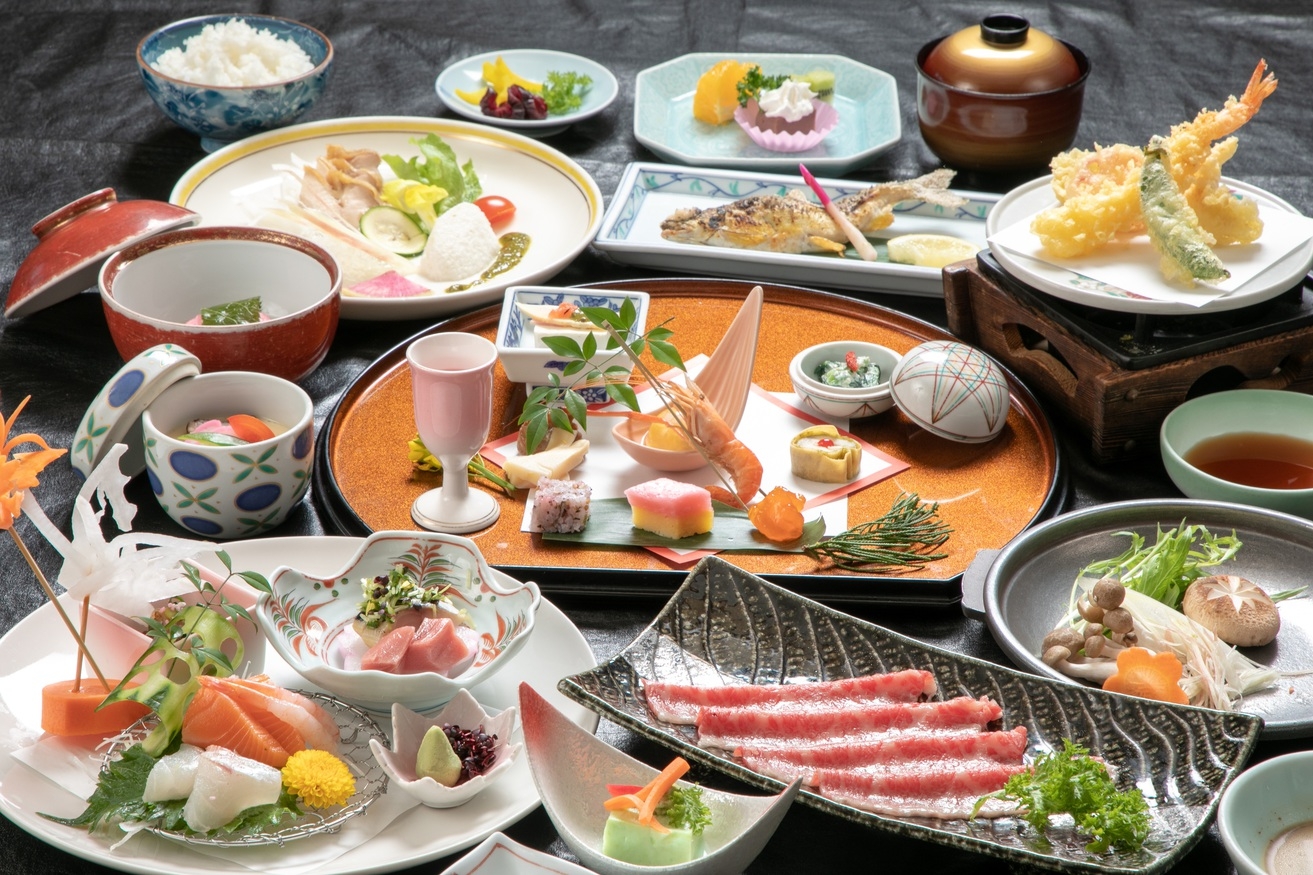 【個室食確約】ベッドタイプ部屋限定の豪華お食事『雅会席プラン』★家族湯１回無料特典付！