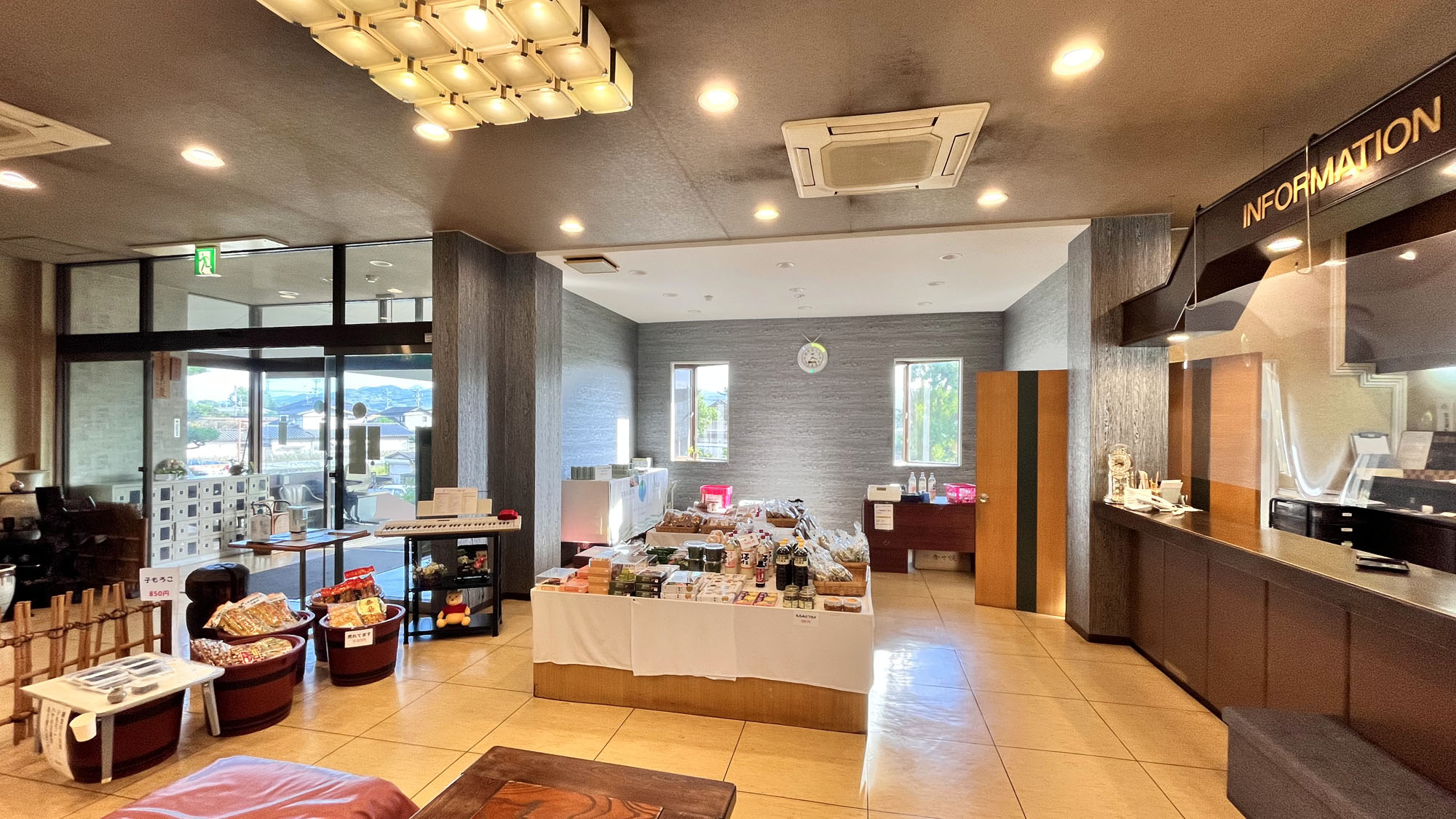 【館内】ロビーには売店もございます