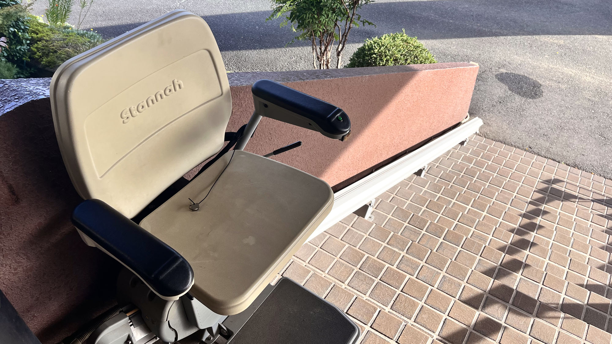 【施設玄関】足の悪い方は昇降機をご利用いただけます