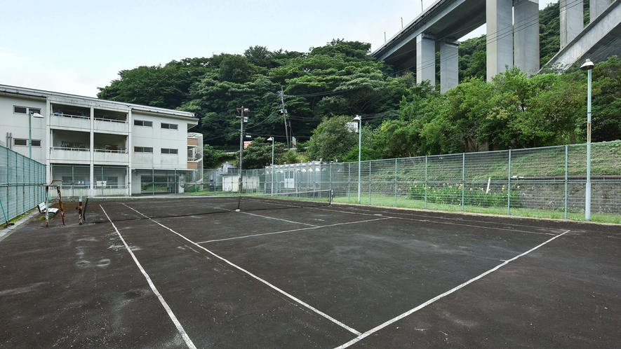 *【テニスコート】緑に囲まれたテニスコート。