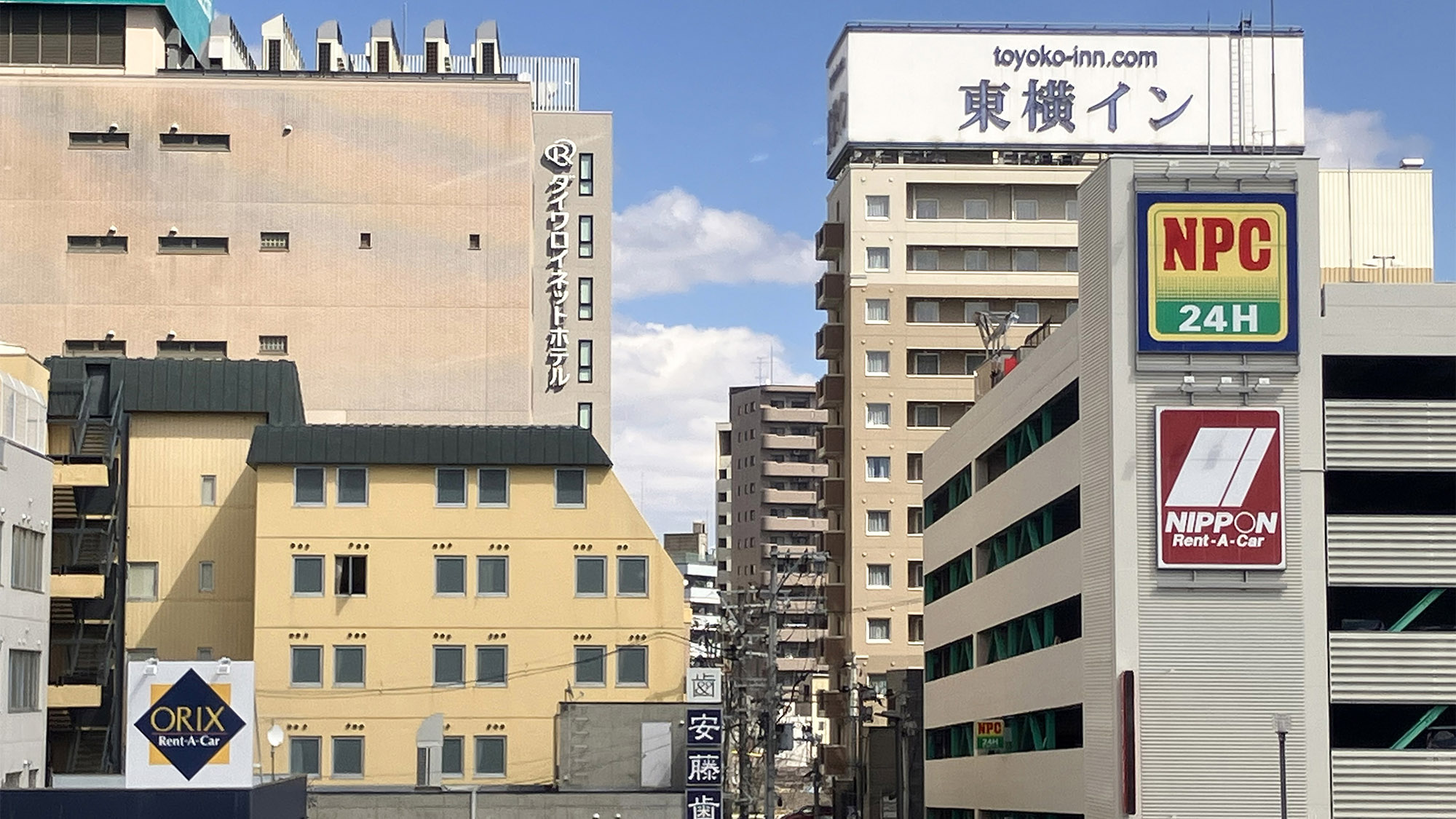 駅からの外観