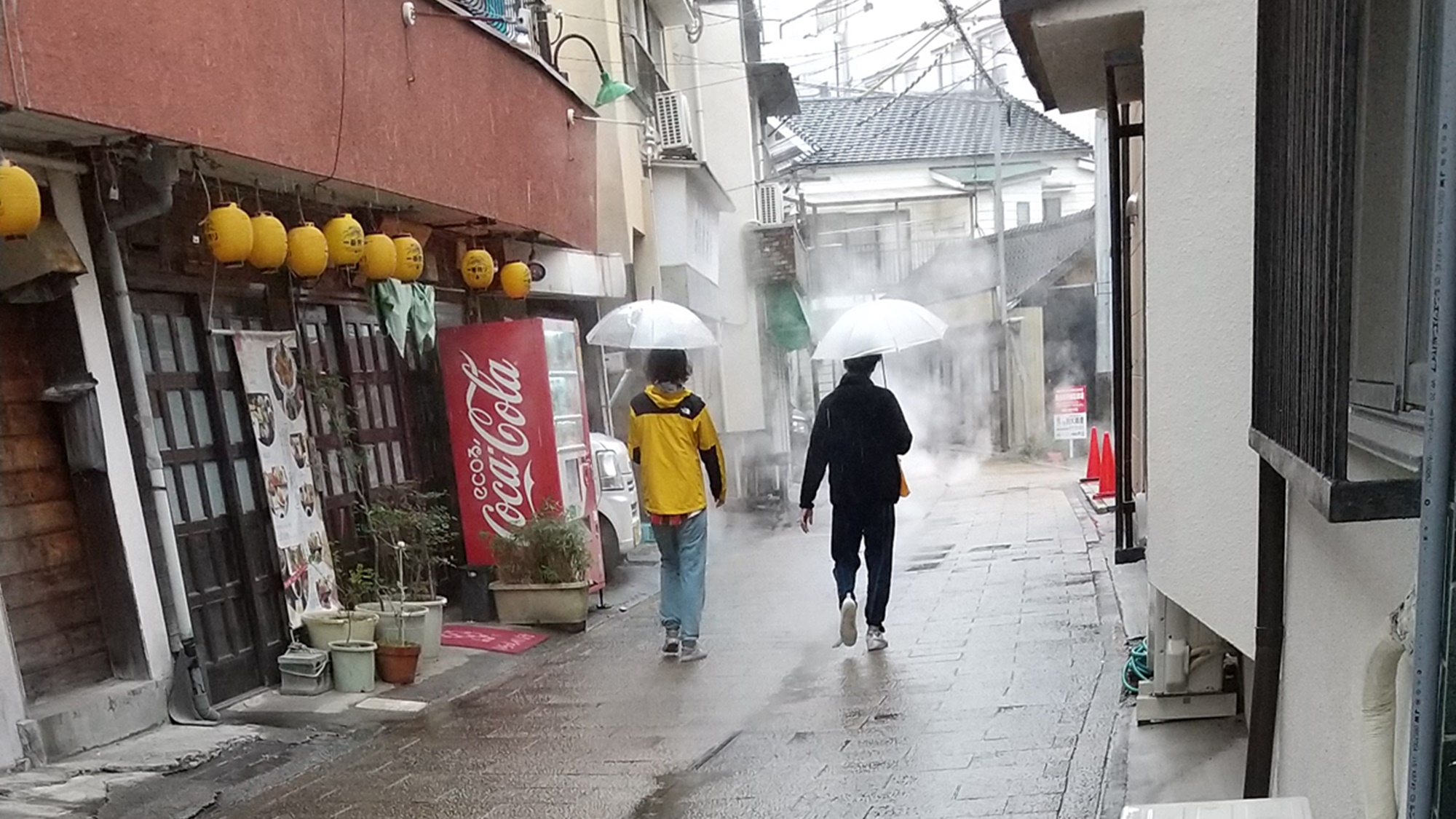 【周辺】雨の日の湯けむり通りも風情があります