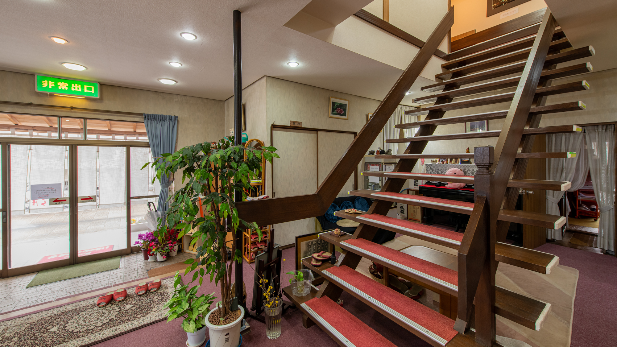 *【館内一例】真ん中階段は少し急ですのでお気を付けてご利用ください