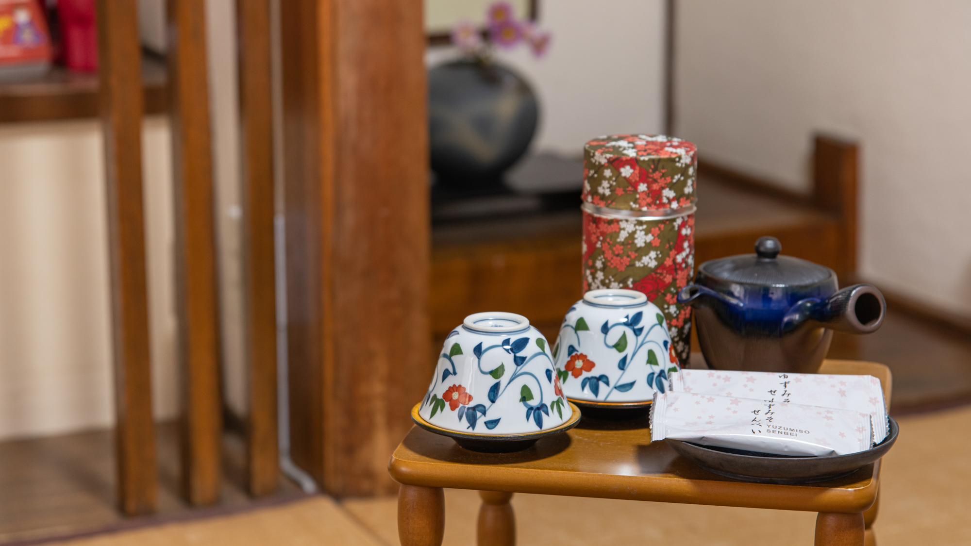 *【お部屋一例】お茶とお菓子でほっと一息。