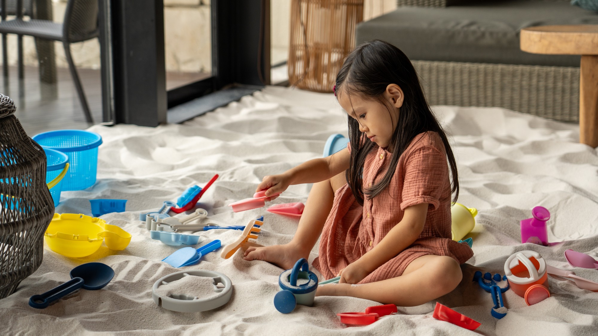 【Deli＆Cafe Bar】ホワイトサンドを敷き詰めたフロアは17時までお子様も楽しめるスペースに