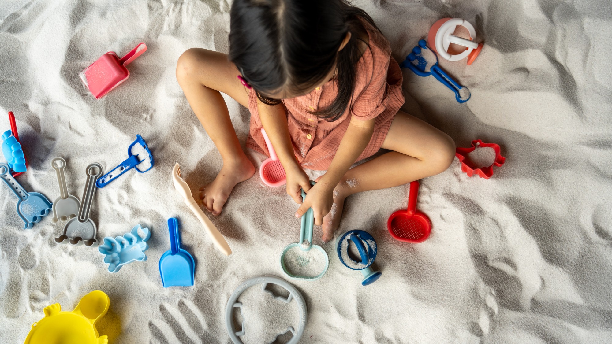 【Deli＆Cafe Bar】ホワイトサンドを敷き詰めたフロアは17時までお子様も楽しめるスペースに