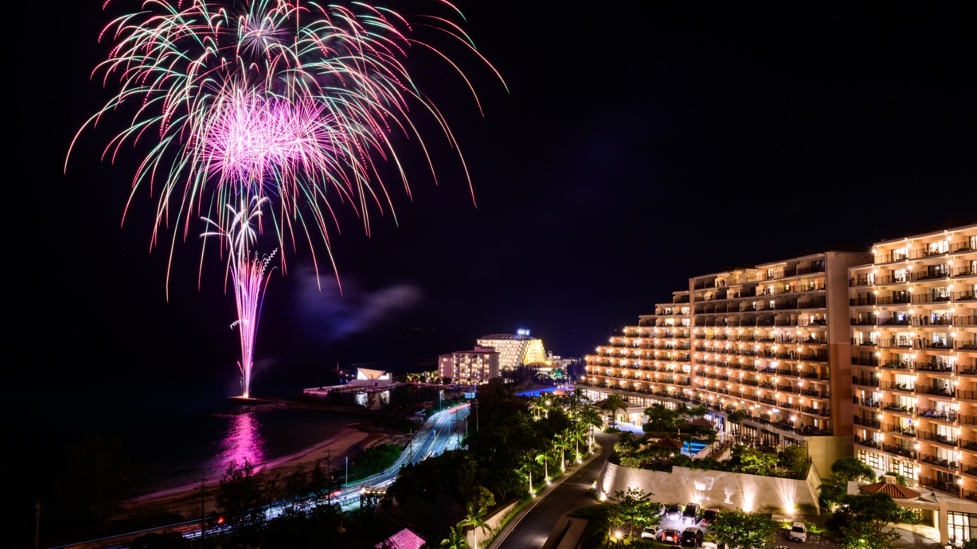 【外観】夏季は打上げ花火を開催。バルコニーからご覧いただけます（お日にち限定・要問合せ）